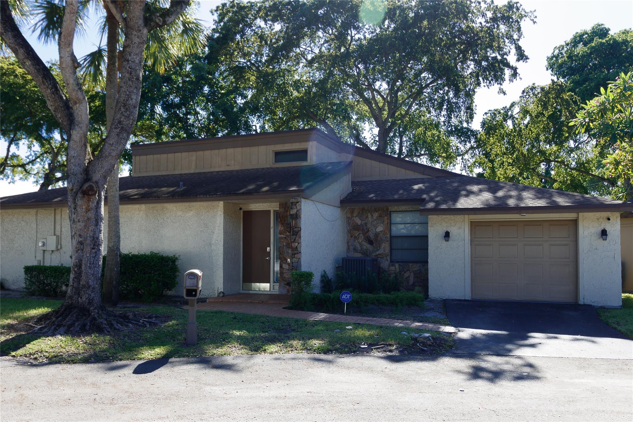 8197 Royal Palm Ct