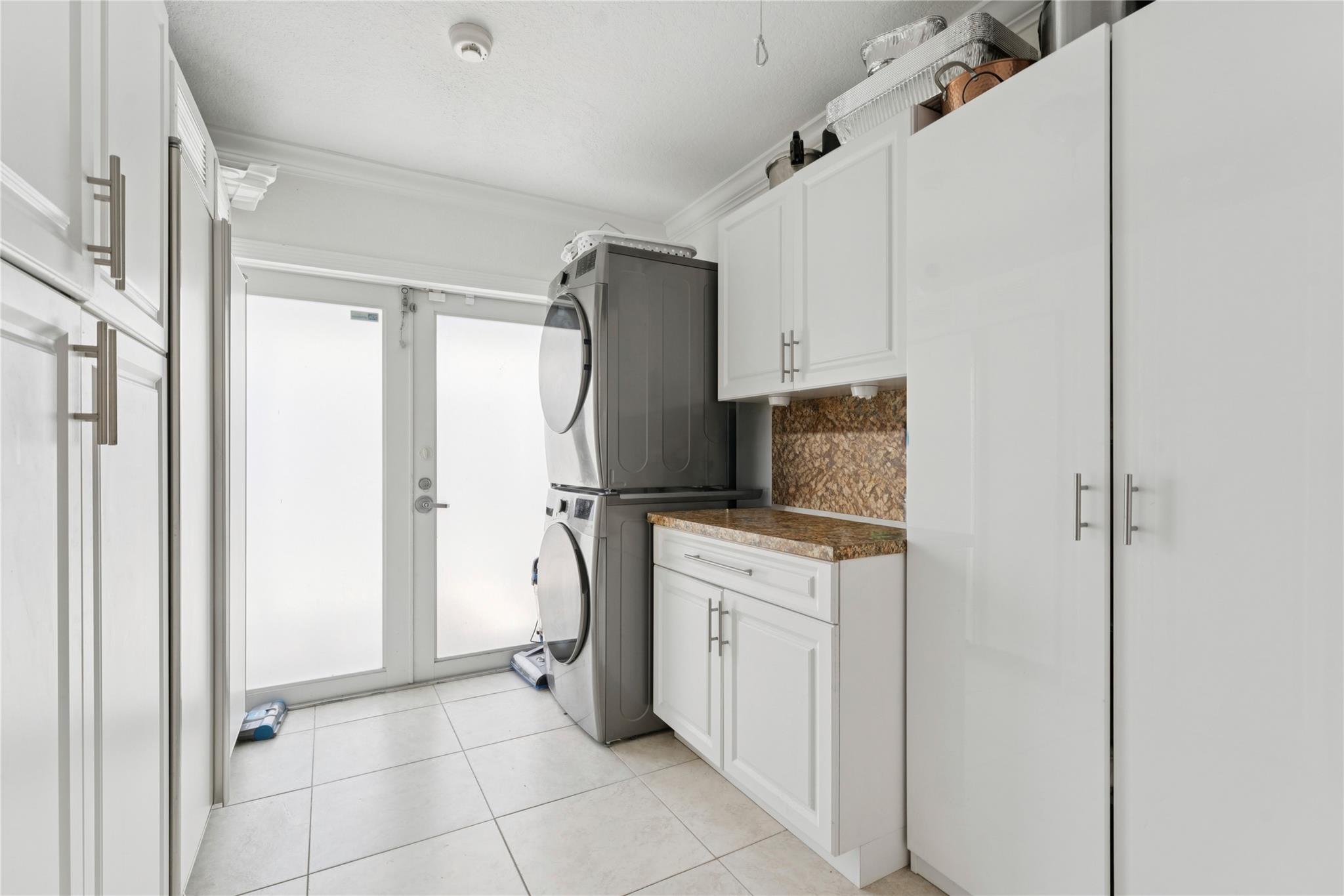 911 NW 7th St Dania Beach, FL 33004