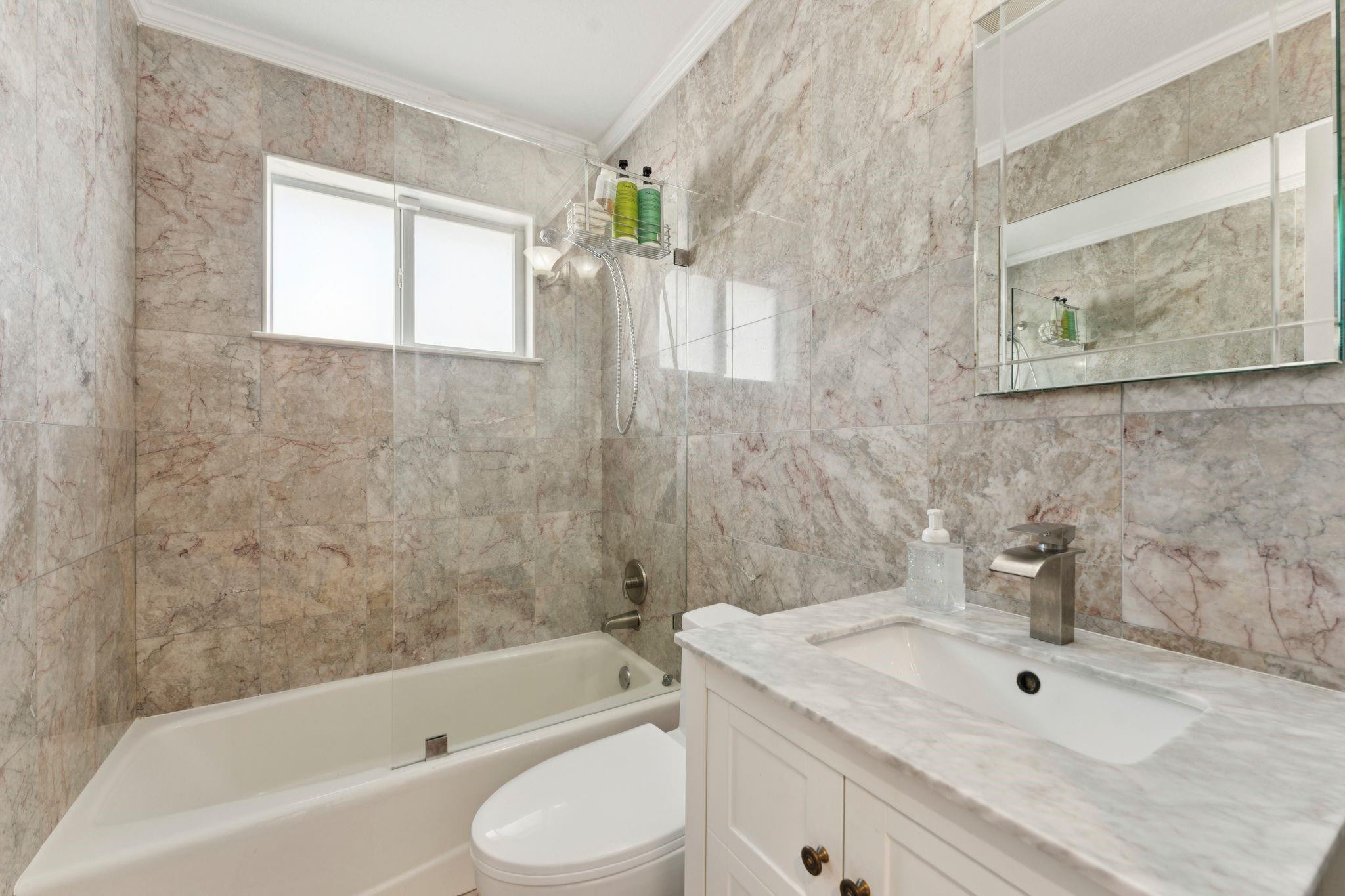 911 NW 7th St Dania Beach, FL 33004