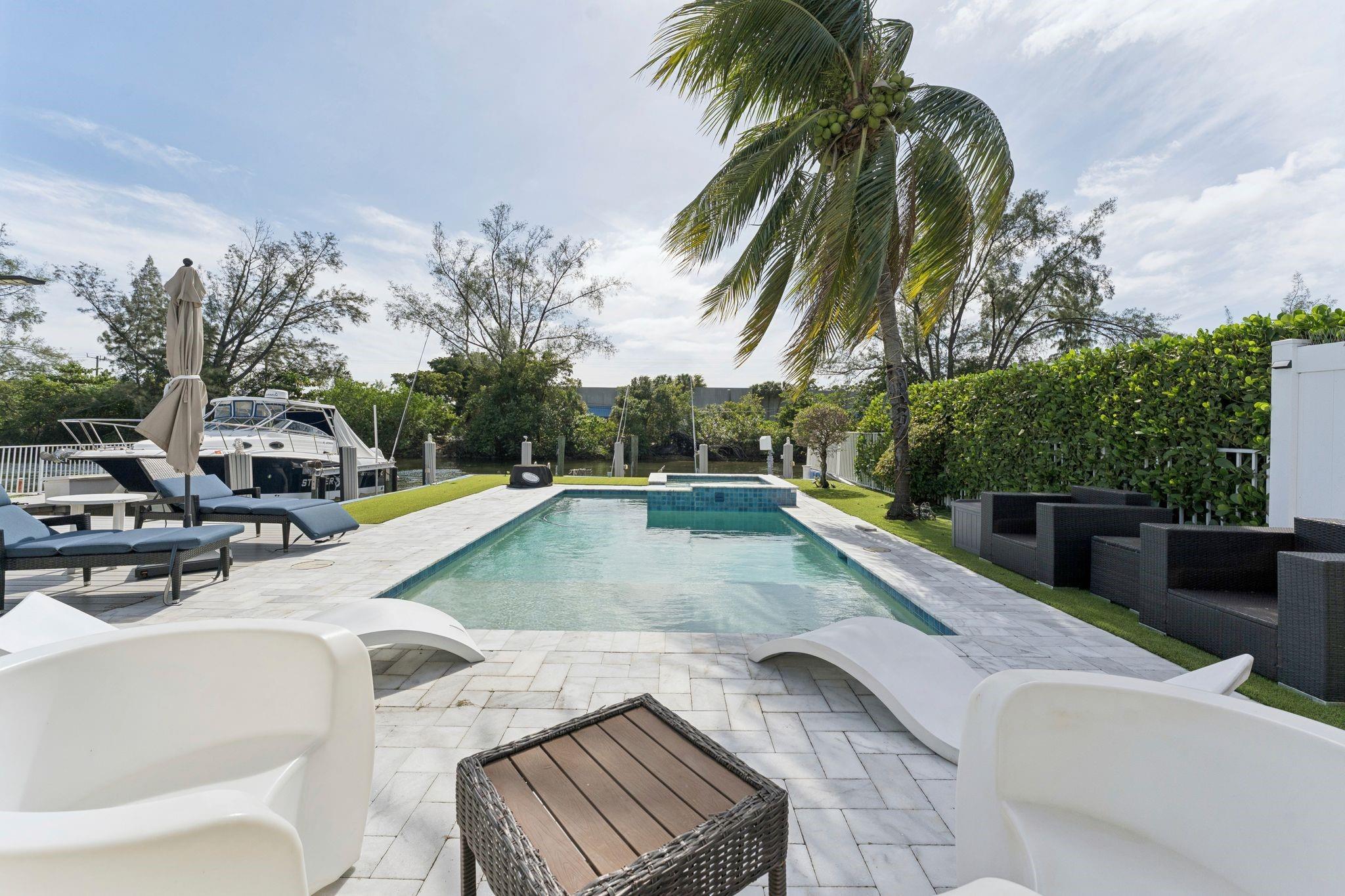 911 NW 7th St Dania Beach, FL 33004