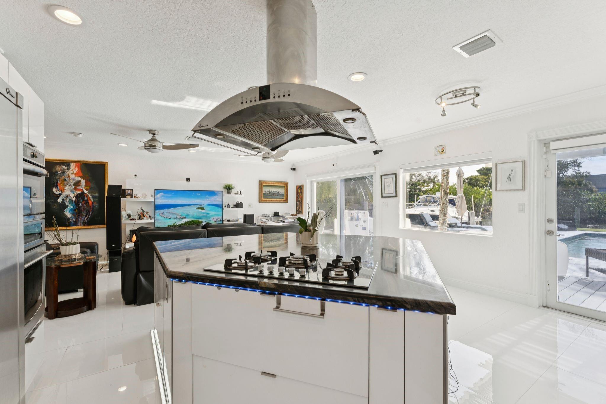 911 NW 7th St Dania Beach, FL 33004