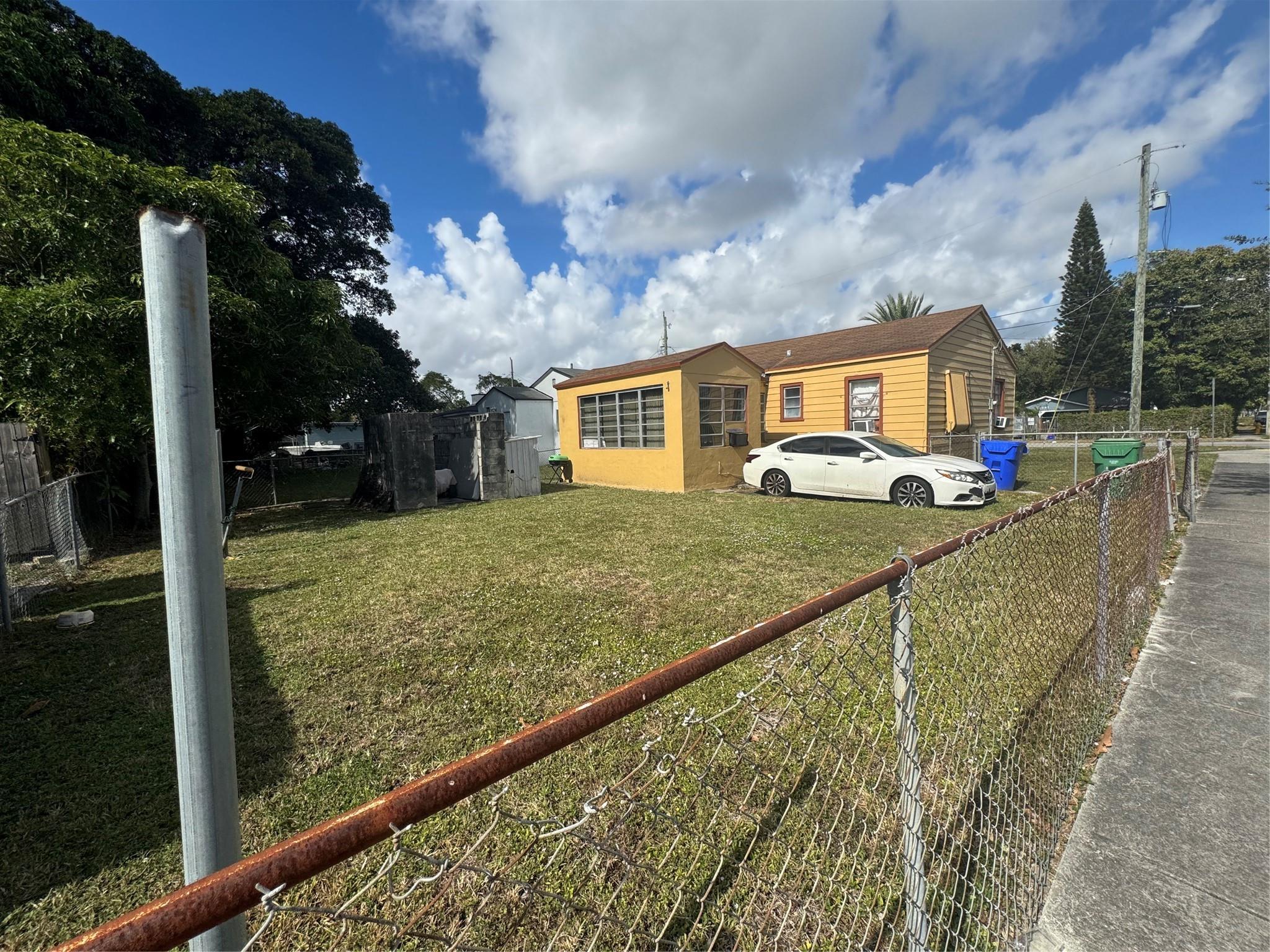 1300 NW 42nd St Miami, FL 33142