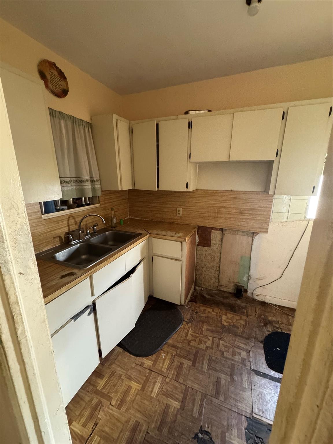 1300 NW 42nd St Miami, FL 33142