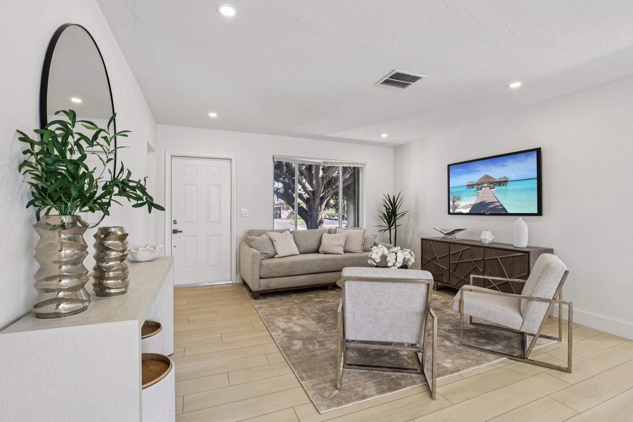 1040 N 74th Way Hollywood, FL 33024