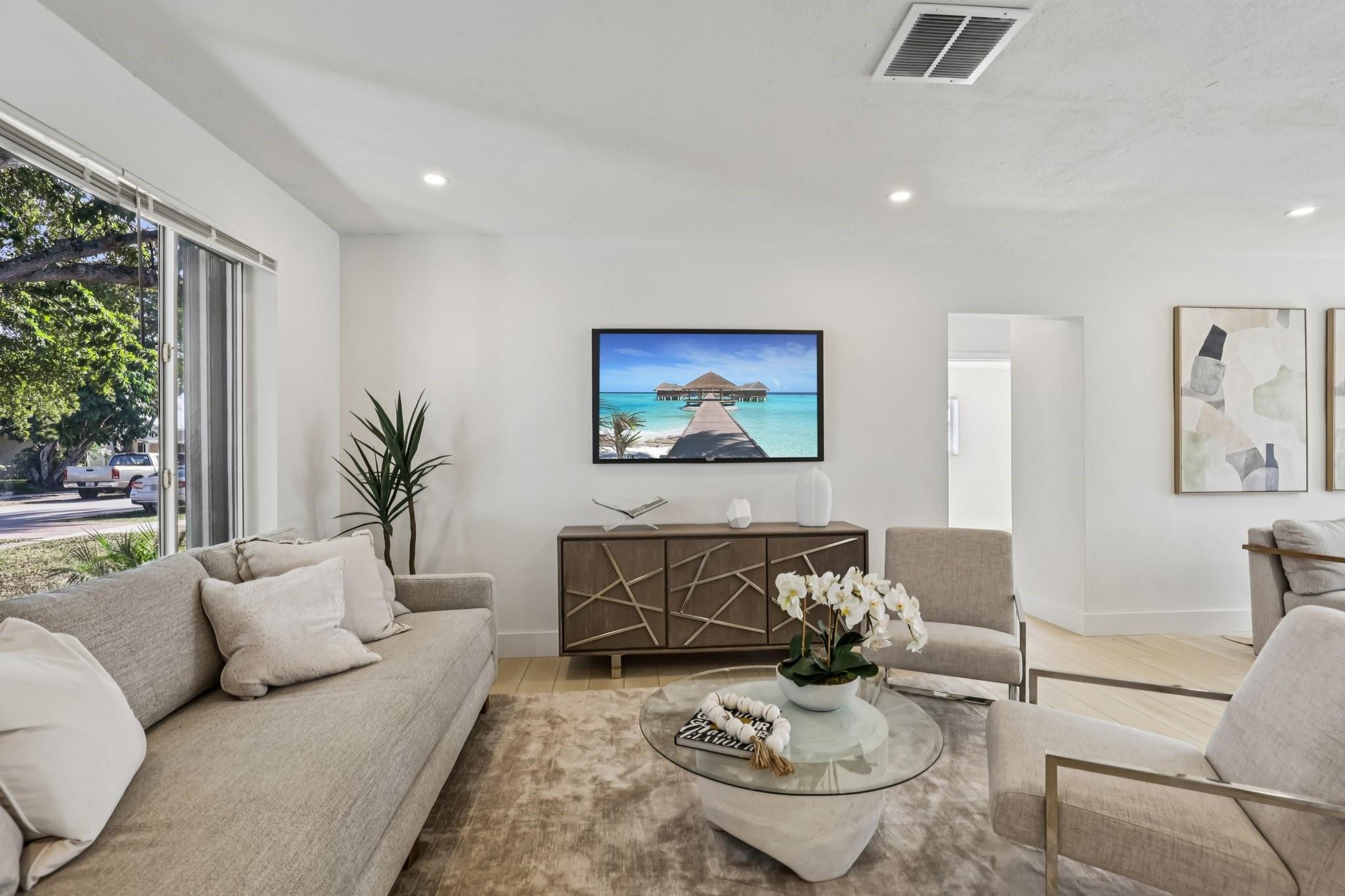 1040 N 74th Way Hollywood, FL 33024