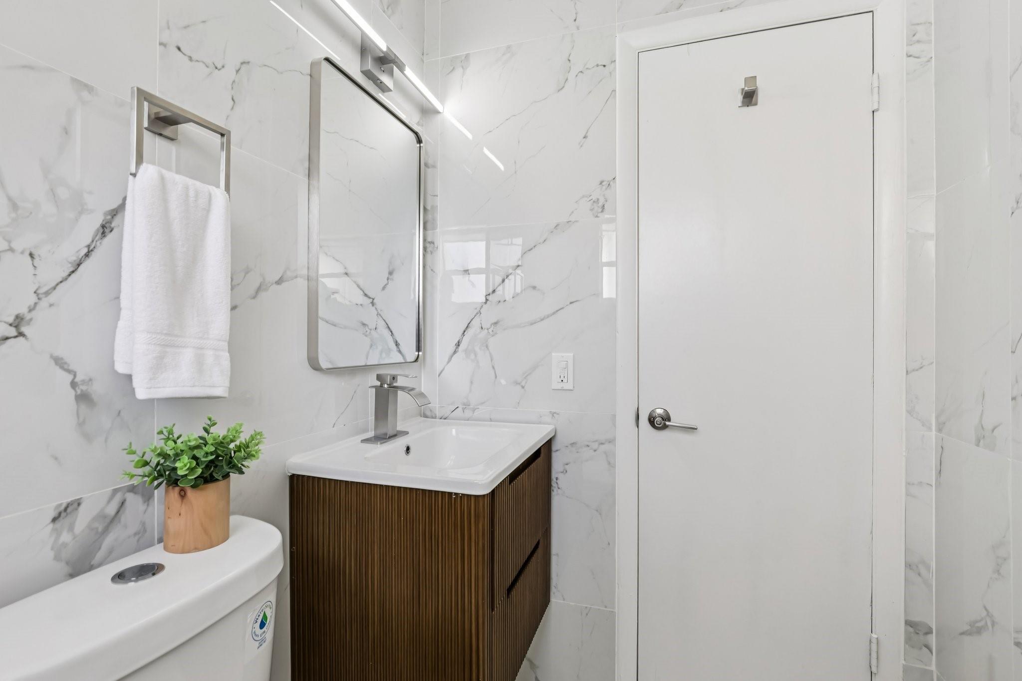 1040 N 74th Way Hollywood, FL 33024