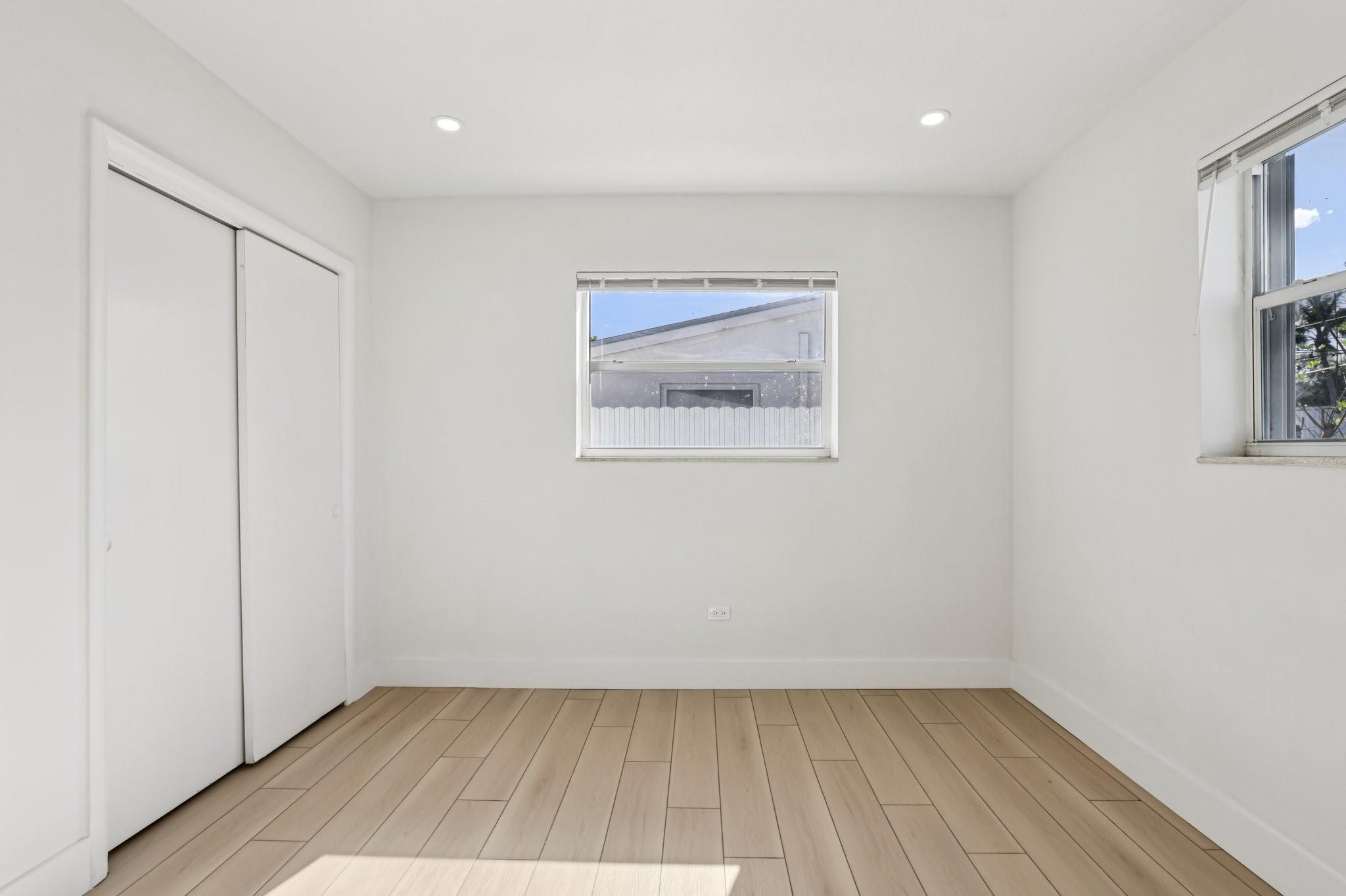 1040 N 74th Way Hollywood, FL 33024