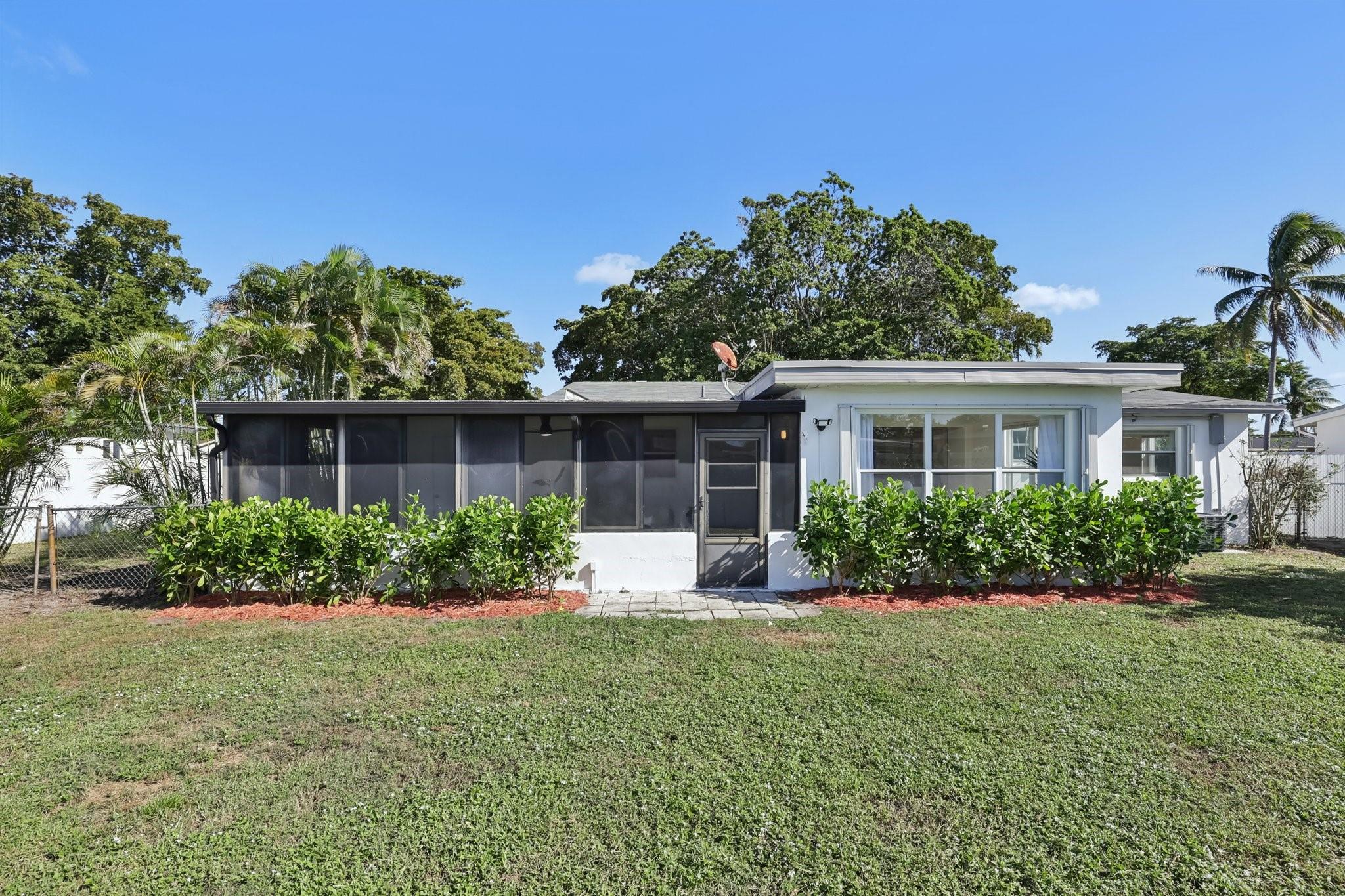 1040 N 74th Way Hollywood, FL 33024