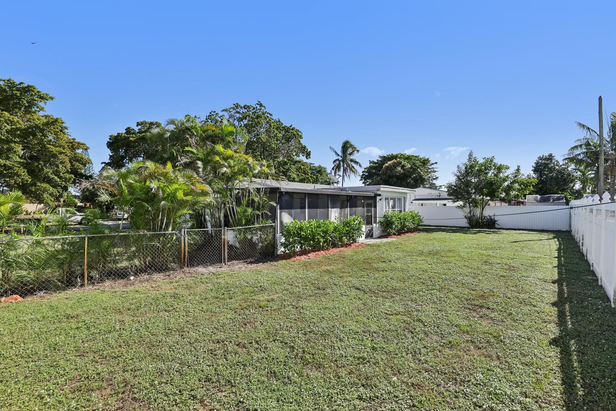 1040 N 74th Way Hollywood, FL 33024