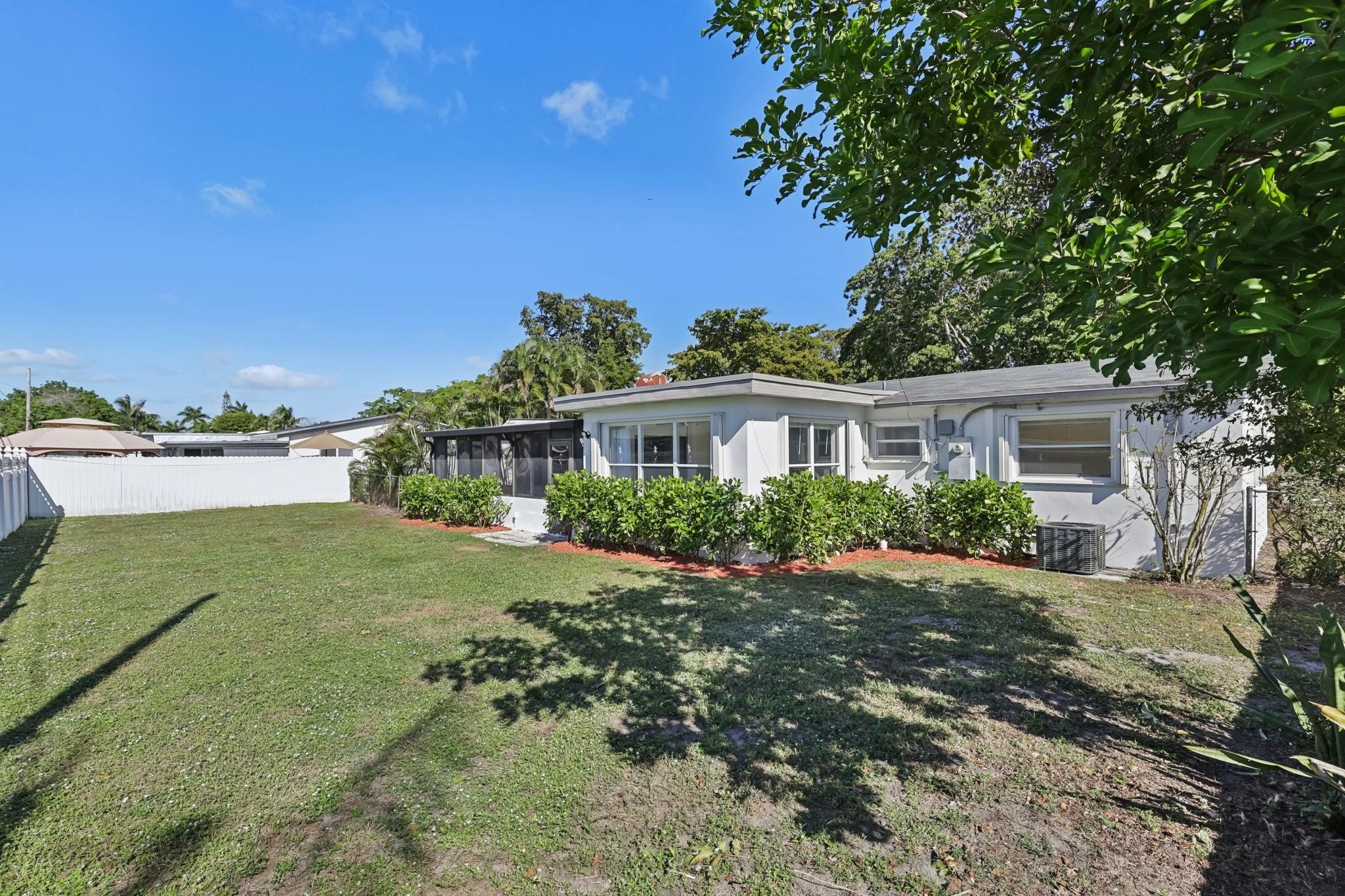 1040 N 74th Way Hollywood, FL 33024