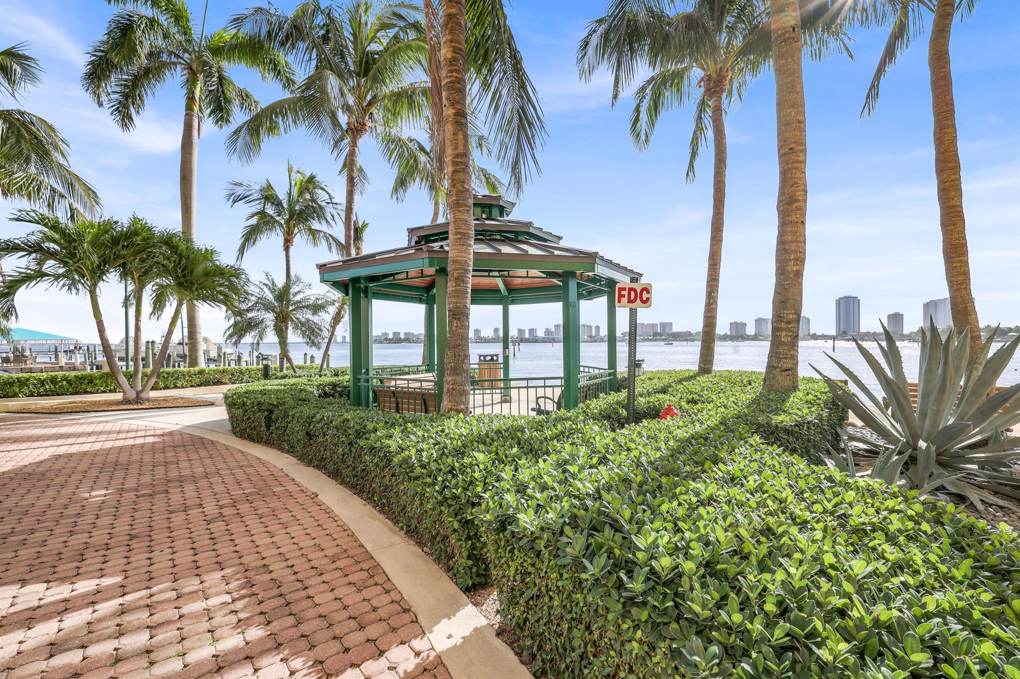 2650 Lake Shr Dr #1006 Riviera Beach, FL 33404