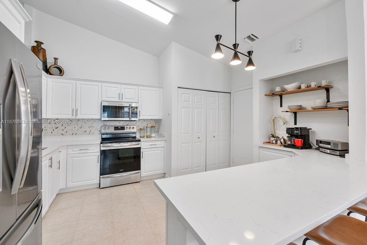 6104 Petunia Rd