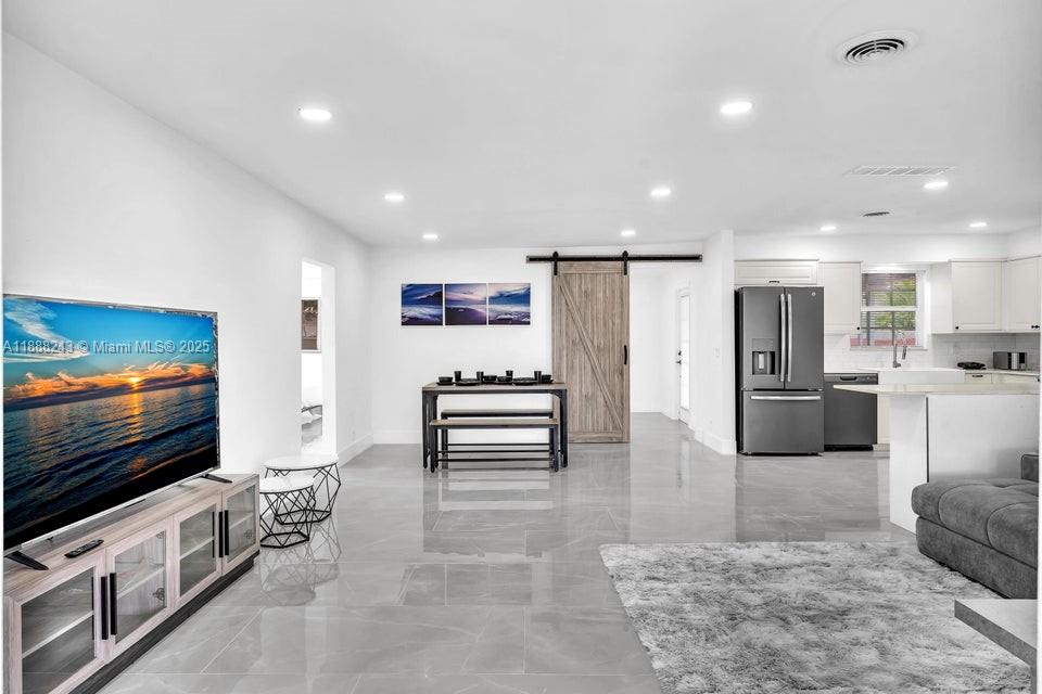 2112 N 14th Ter