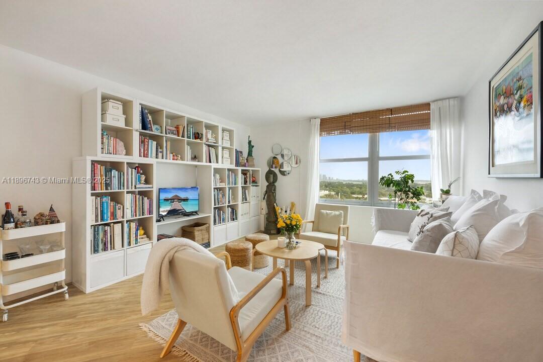 2899 Collins Ave #1638