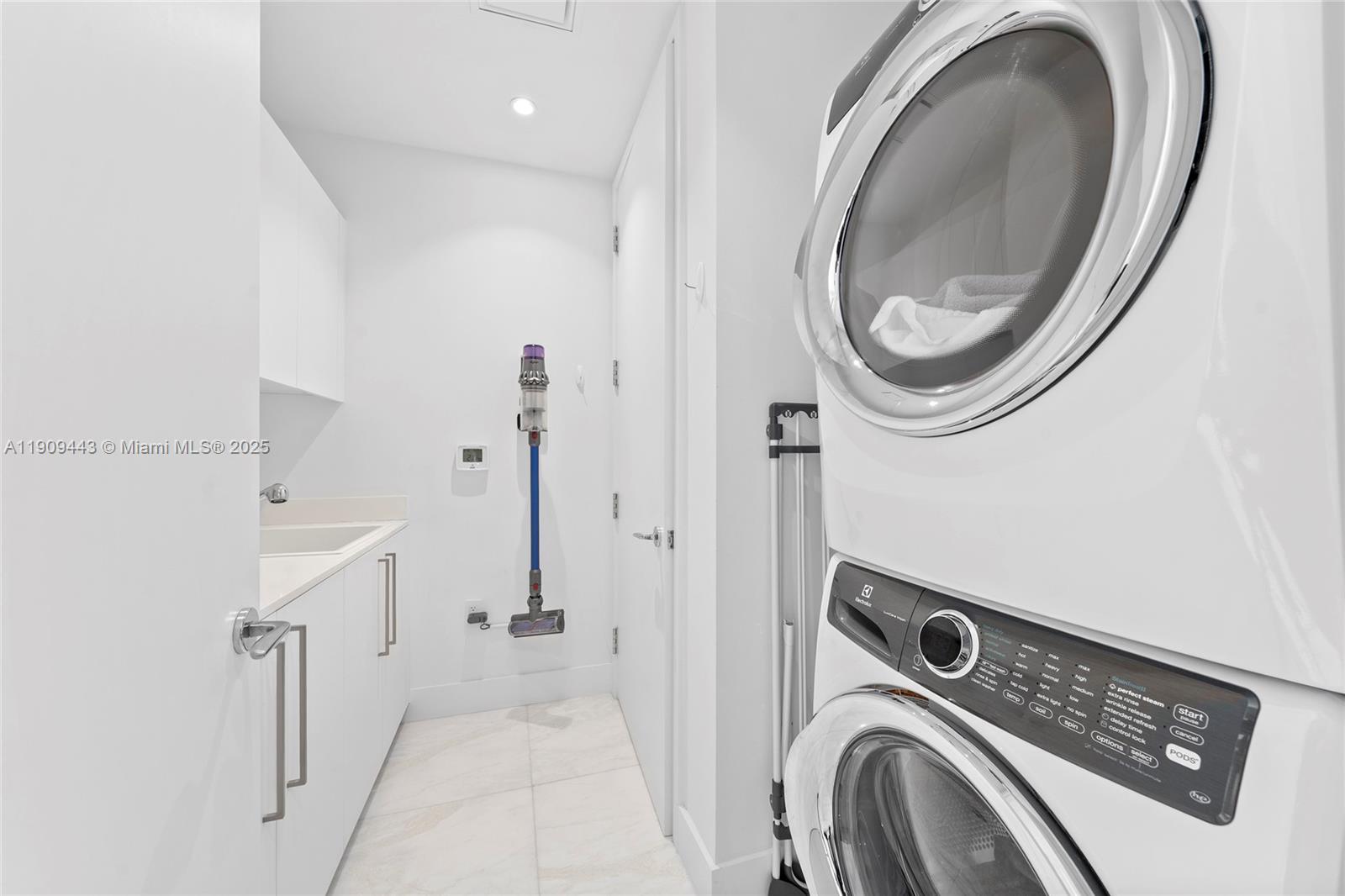 15701 Collins Ave #4303 Sunny Isles Beach, FL 33160