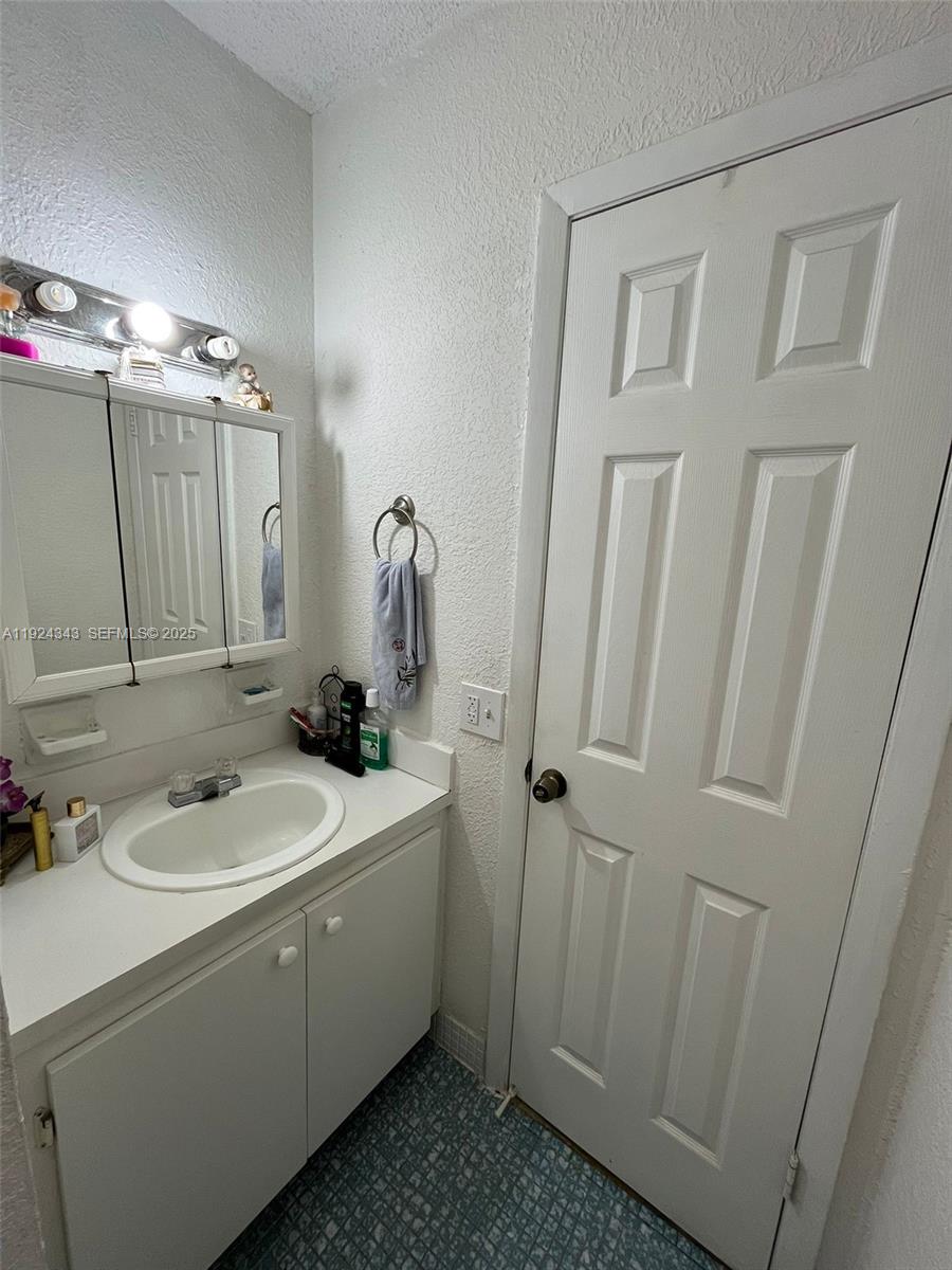 525 W 69th St #207 Hialeah, FL 33014