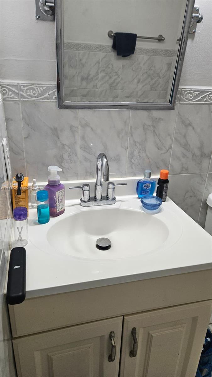 1471 W 43rd Pl #302 Hialeah, FL 33012