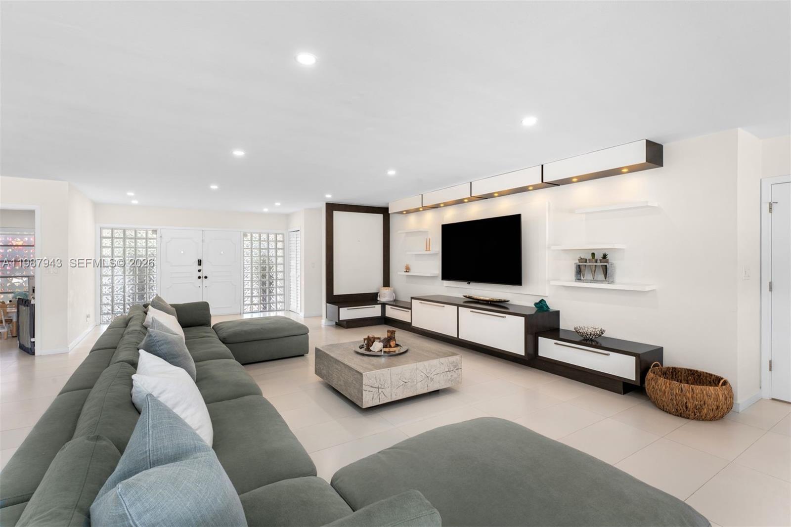 1525 Diplomat Pkwy Hollywood, FL 33019