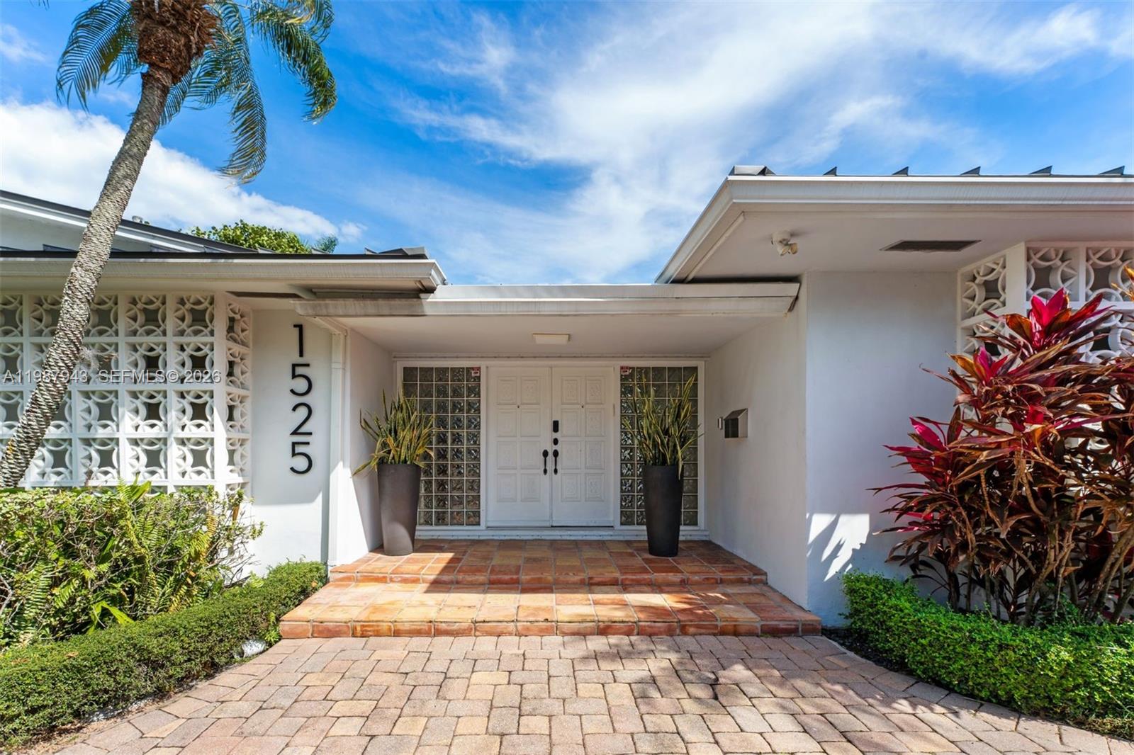 1525 Diplomat Pkwy Hollywood, FL 33019