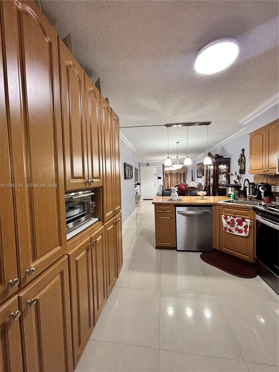 2310 W 74th St #103 Hialeah, FL 33016