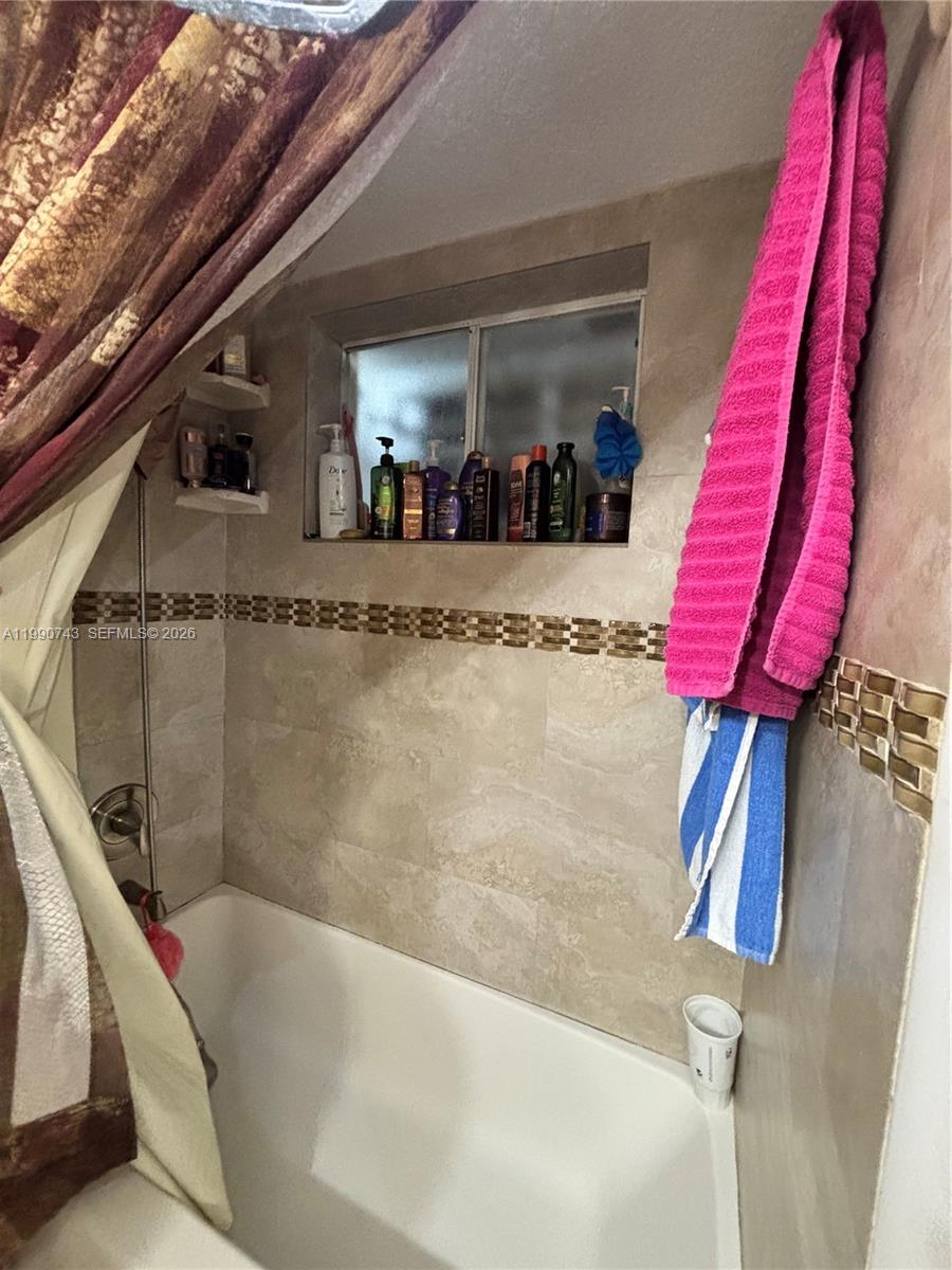 2310 W 74th St #103 Hialeah, FL 33016