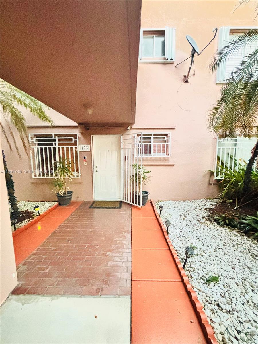 2310 W 74th St #103 Hialeah, FL 33016