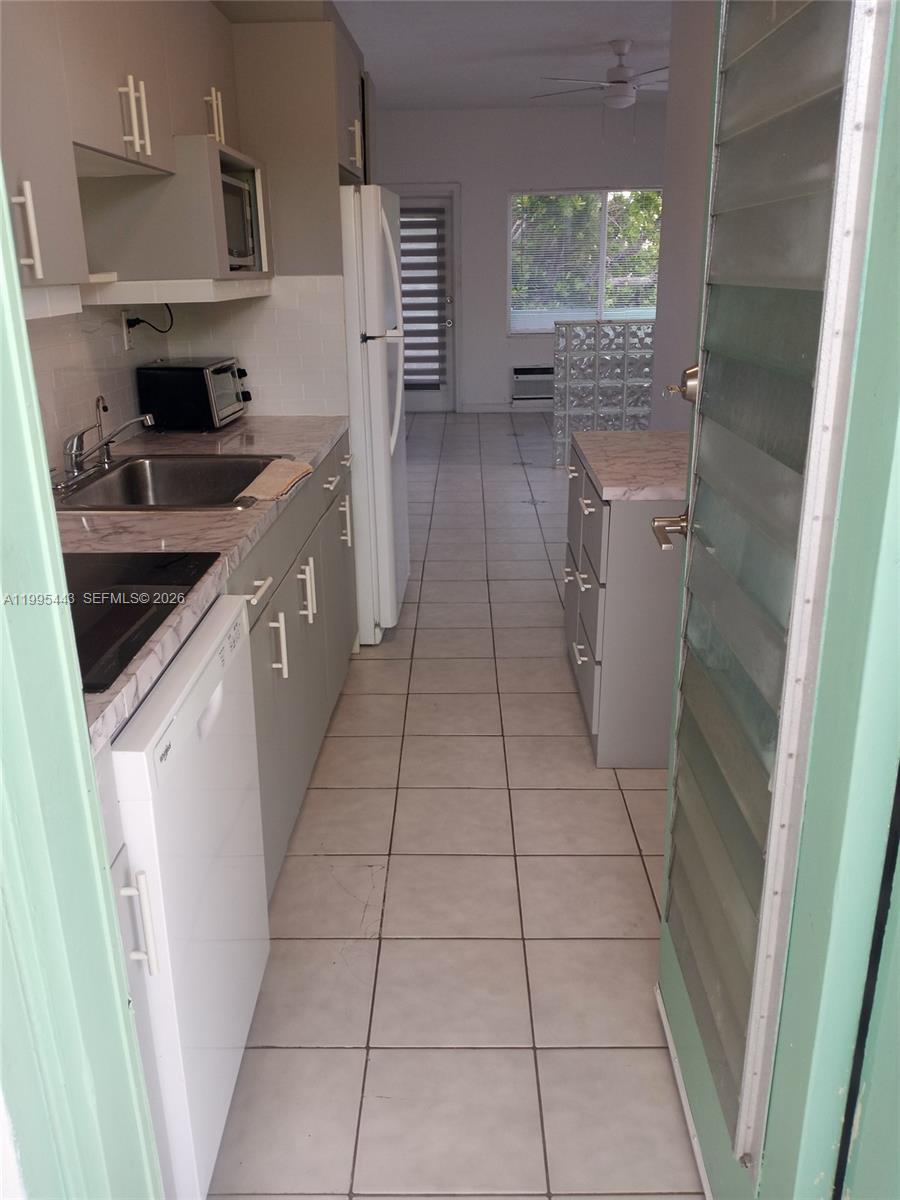 6490 Collins Ave #18