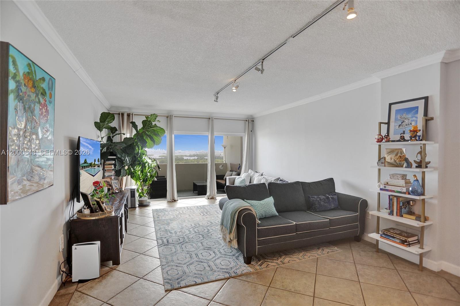 image Arlen House Condo2