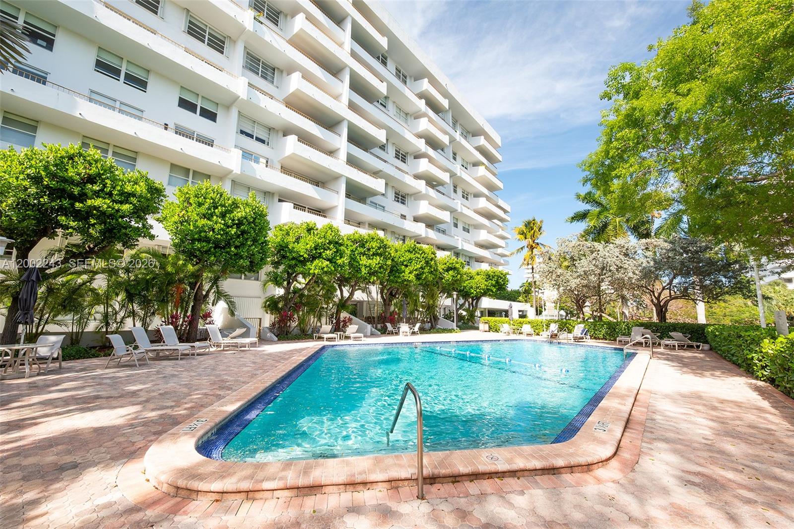 image Commodore Club West52