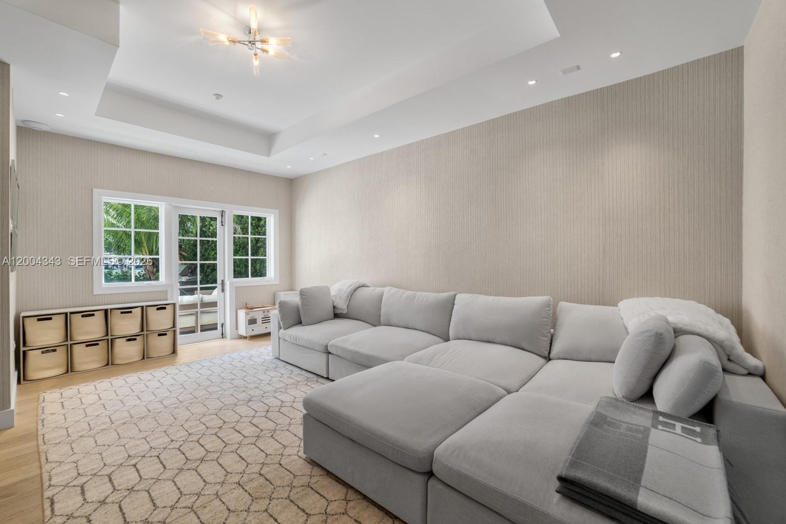 5763 Pine Tree Dr Miami Beach, FL 33140