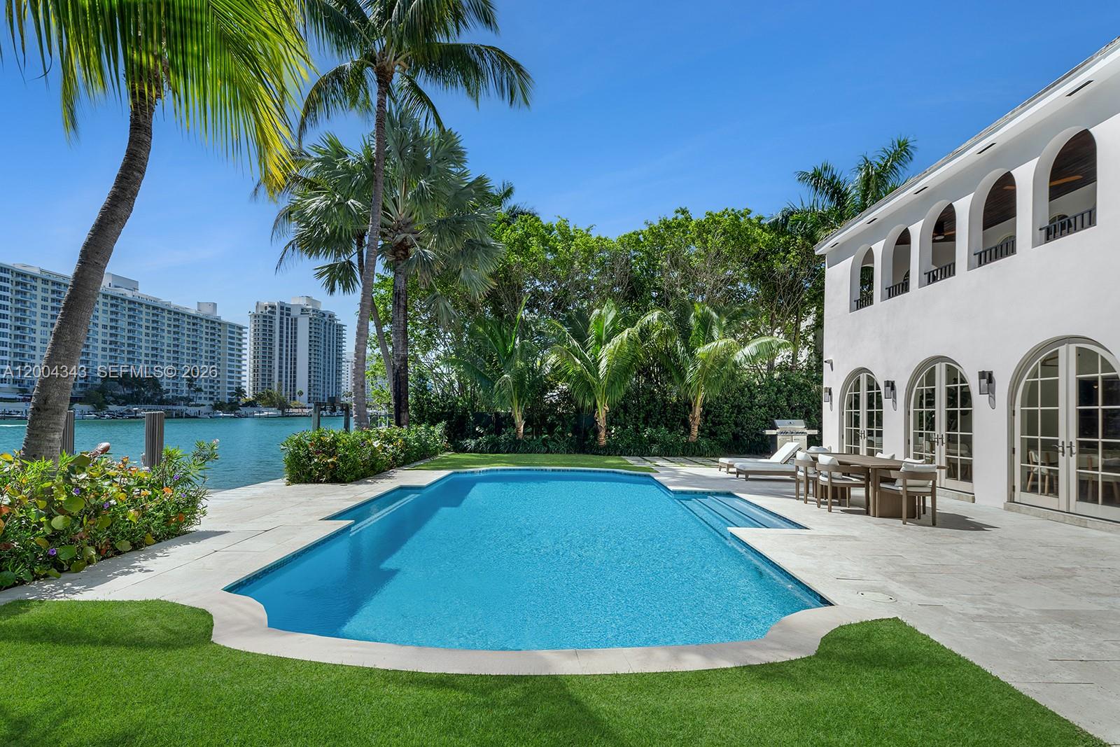 5763 Pine Tree Dr Miami Beach, FL 33140