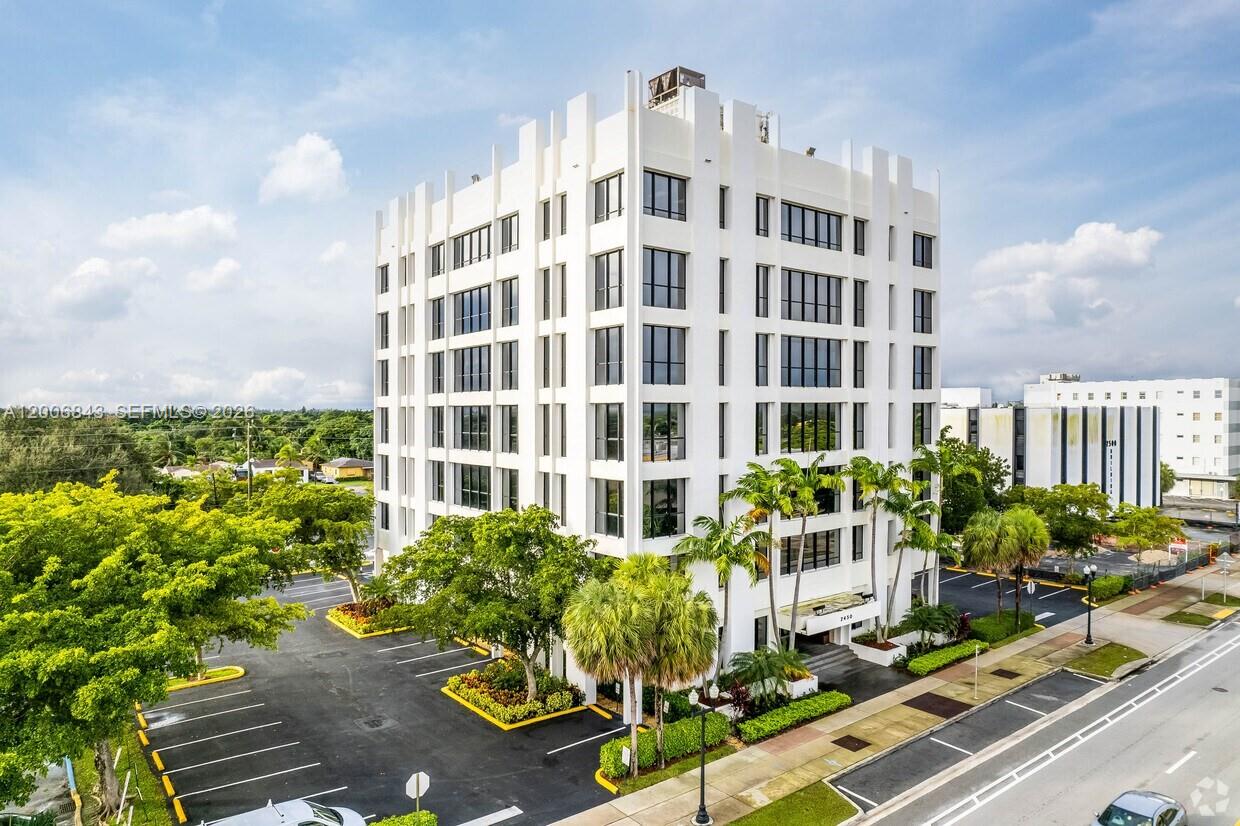 2450 Hollywood Blvd #CU605