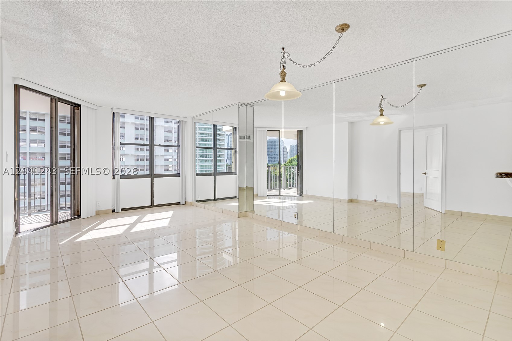 image Brickell Place I0