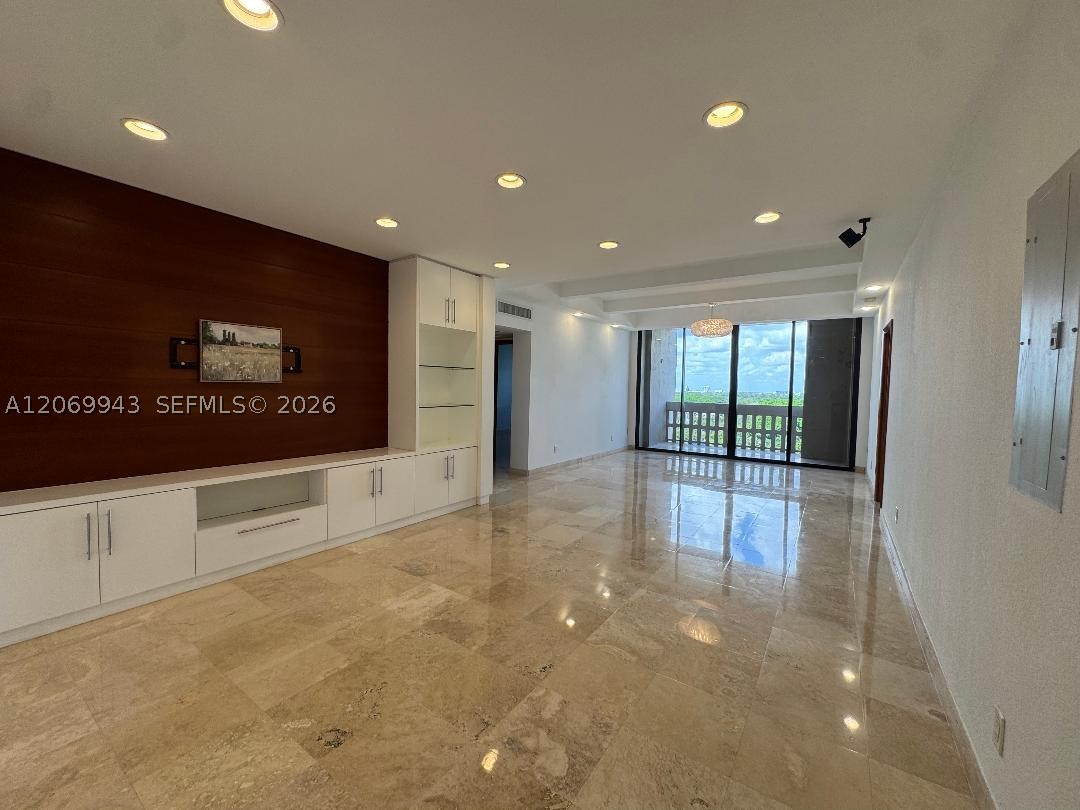 90 Edgewater Dr #PH15