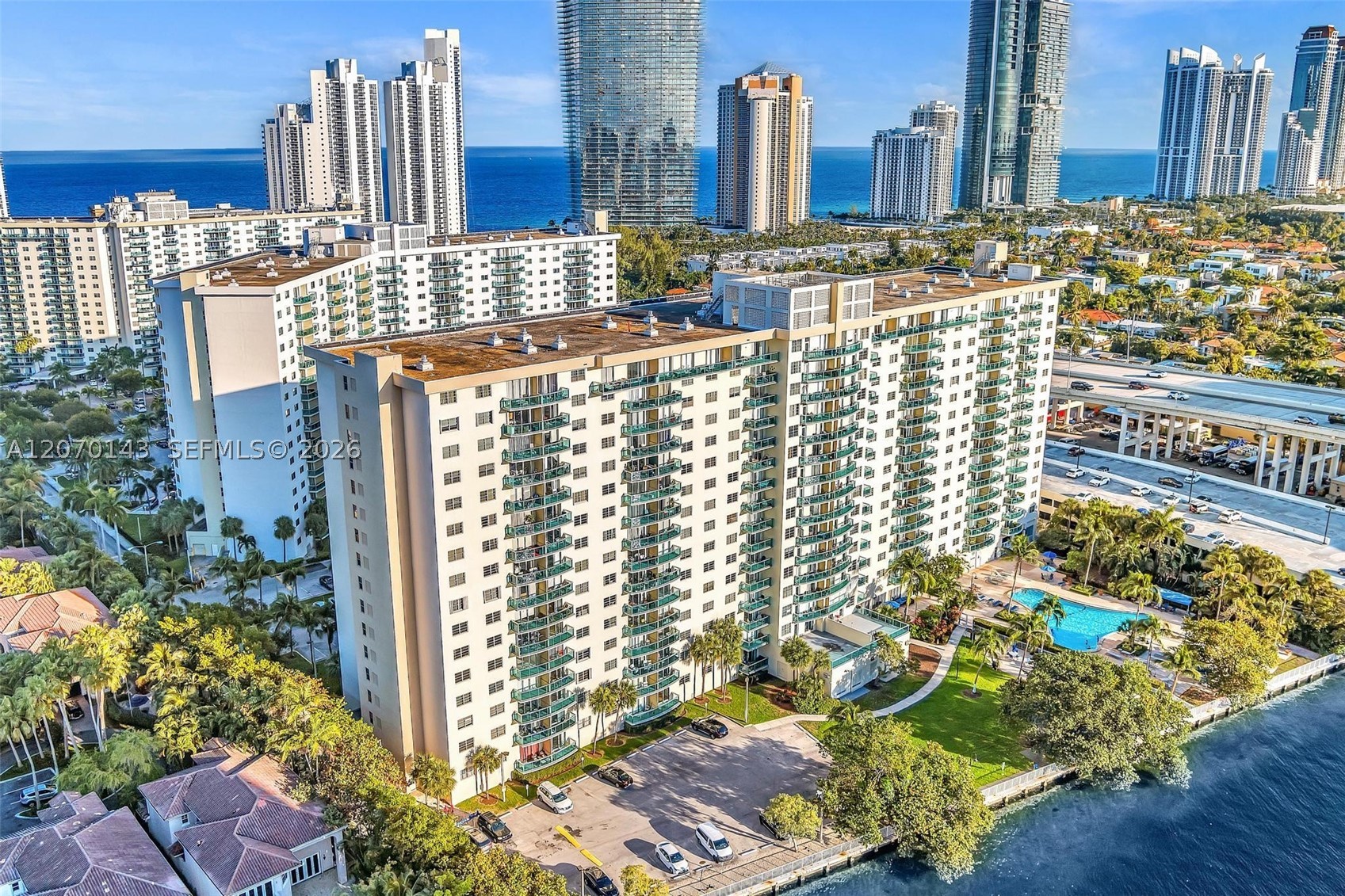 19390 Collins Ave #908