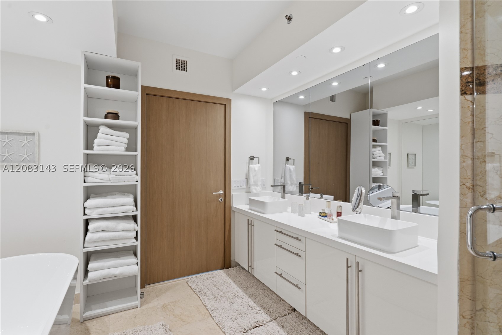 1000 S Pointe Dr #2202 Miami Beach, FL 33139