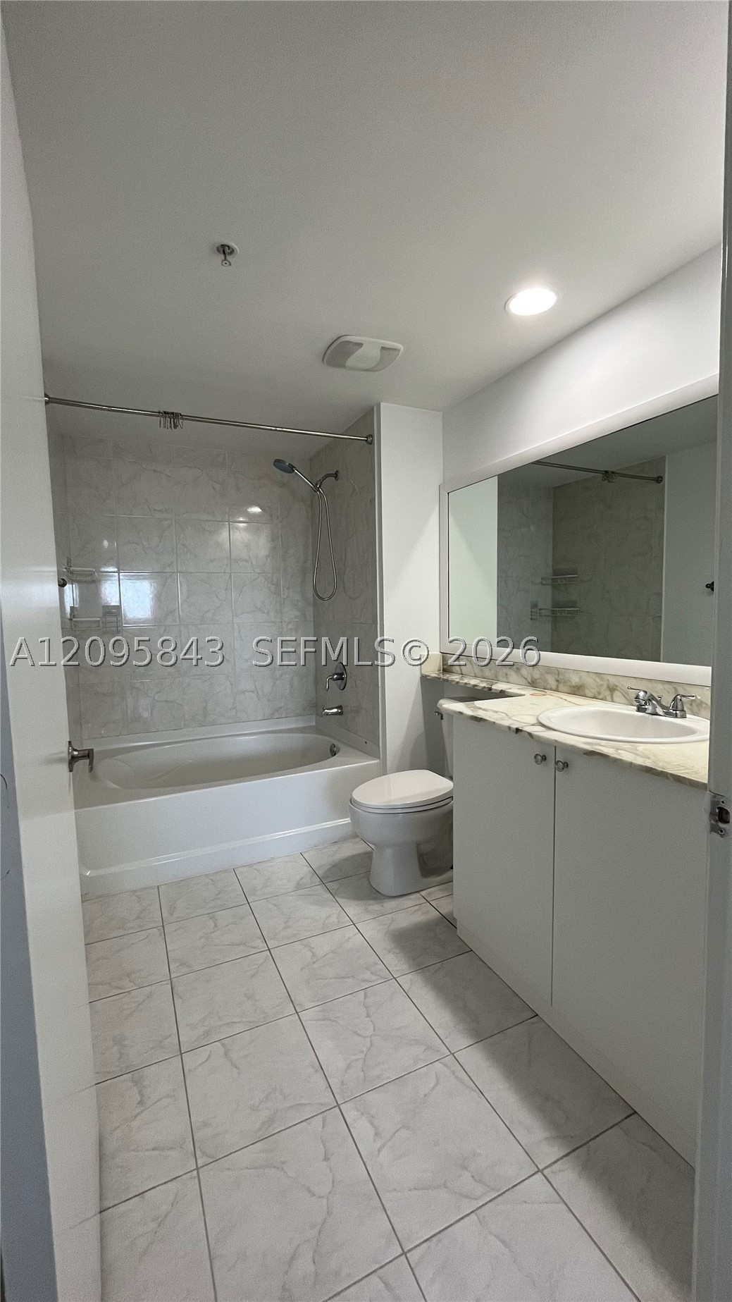 image The Venture at Aventura22