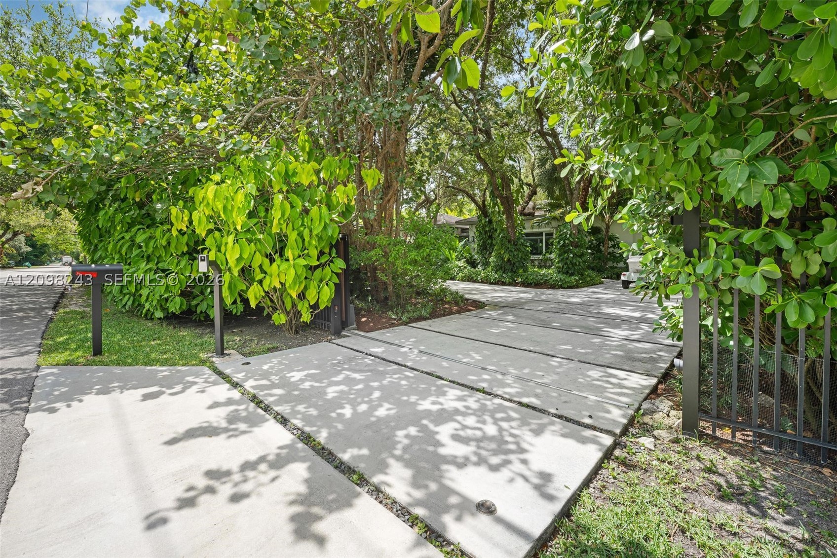 6080 SW 102nd St Pinecrest, FL 33156