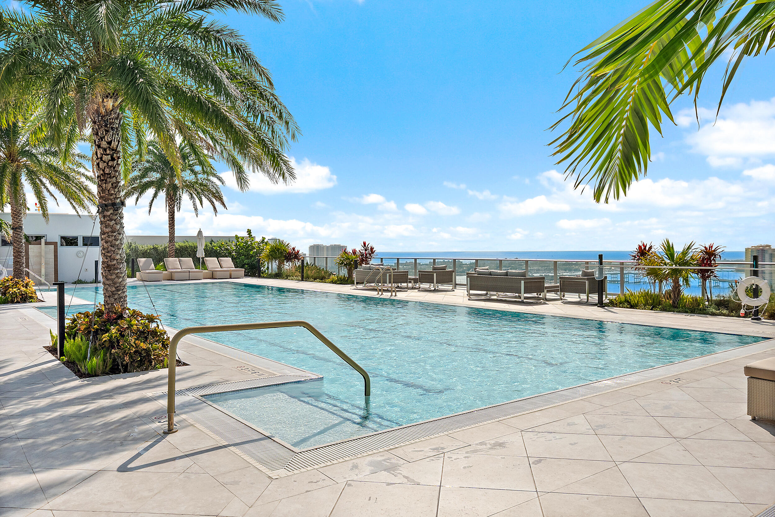 220 Lake Shr Dr #621 Lake Park, FL 33403
