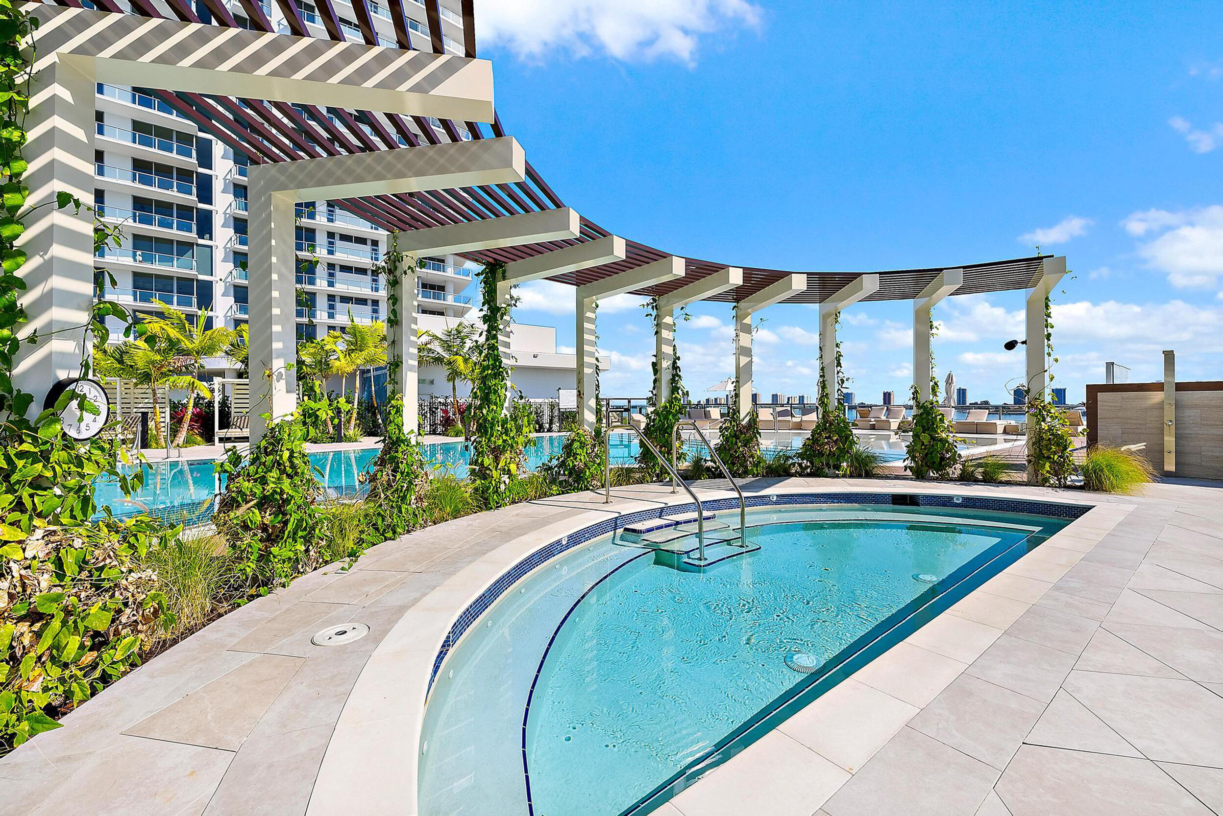 220 Lake Shr Dr #621 Lake Park, FL 33403