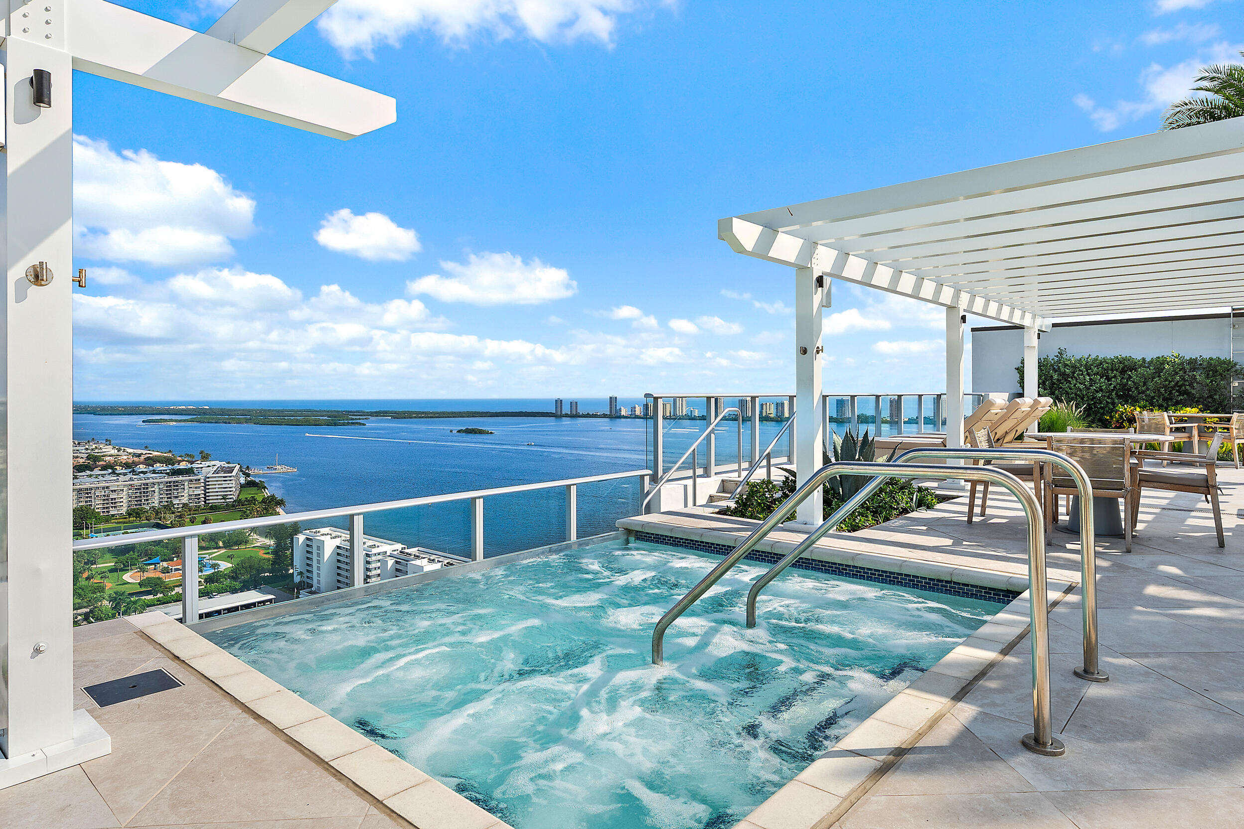 220 Lake Shr Dr #621 Lake Park, FL 33403