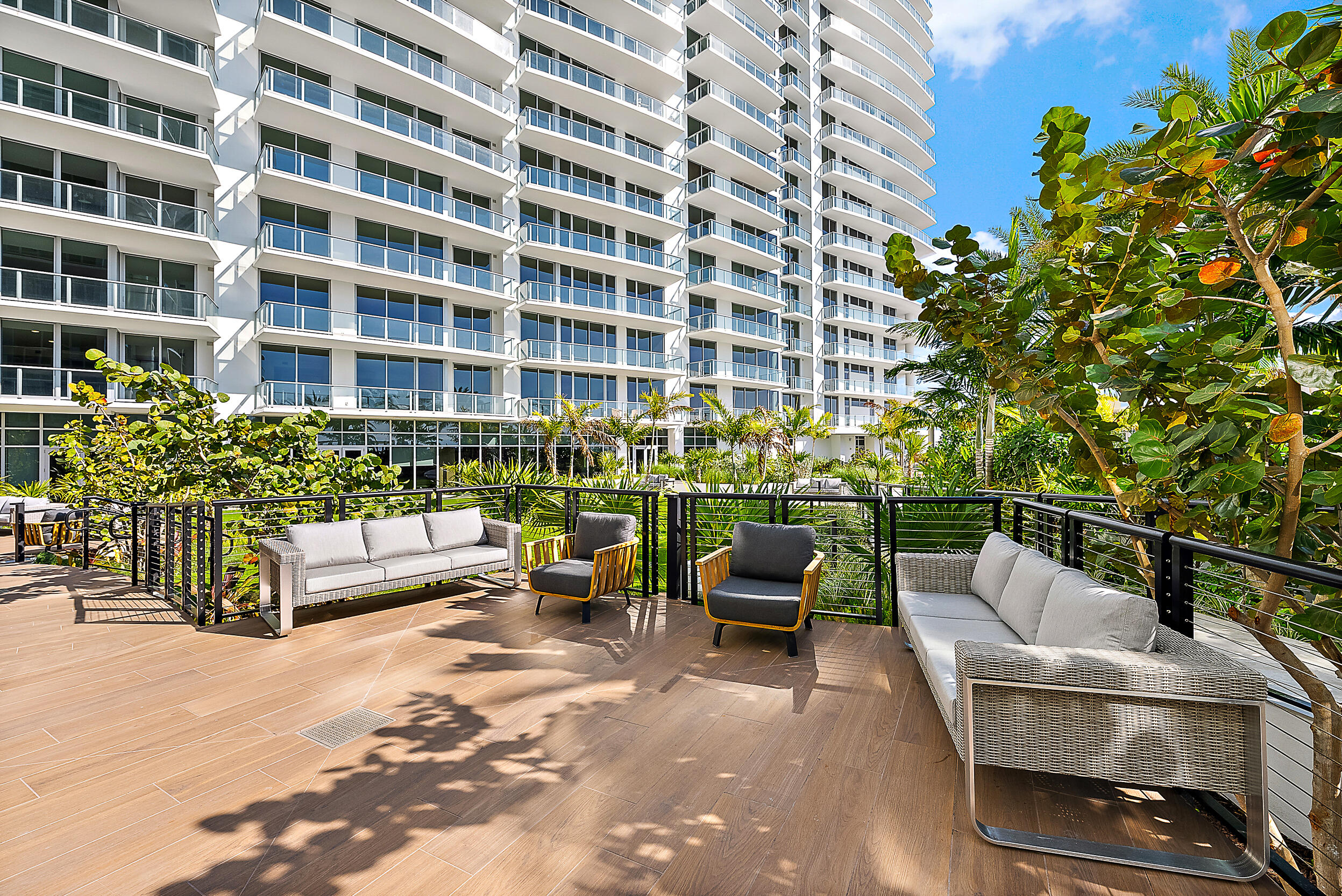 220 Lake Shr Dr #621 Lake Park, FL 33403