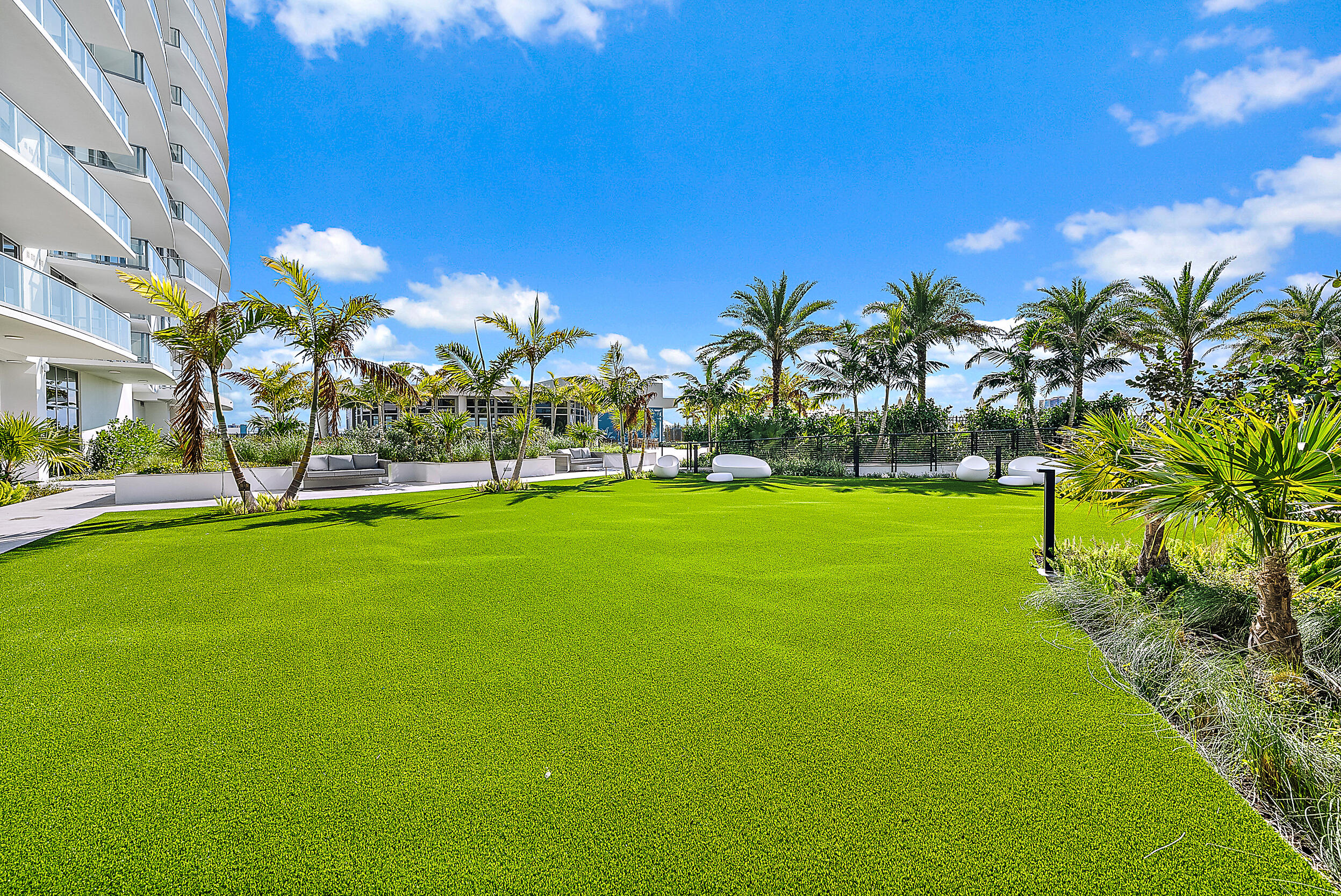 220 Lake Shr Dr #621 Lake Park, FL 33403