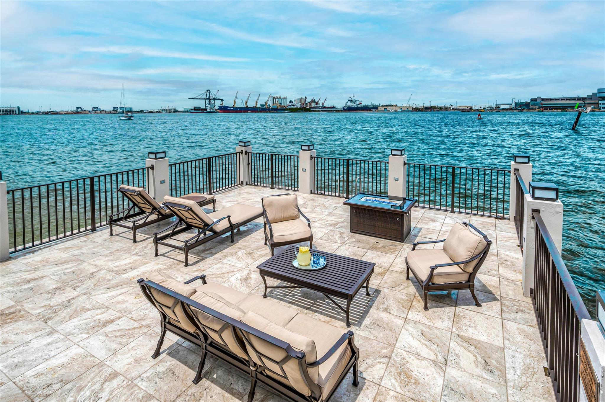 1949 Harbourview Dr Fort Lauderdale, FL 33316