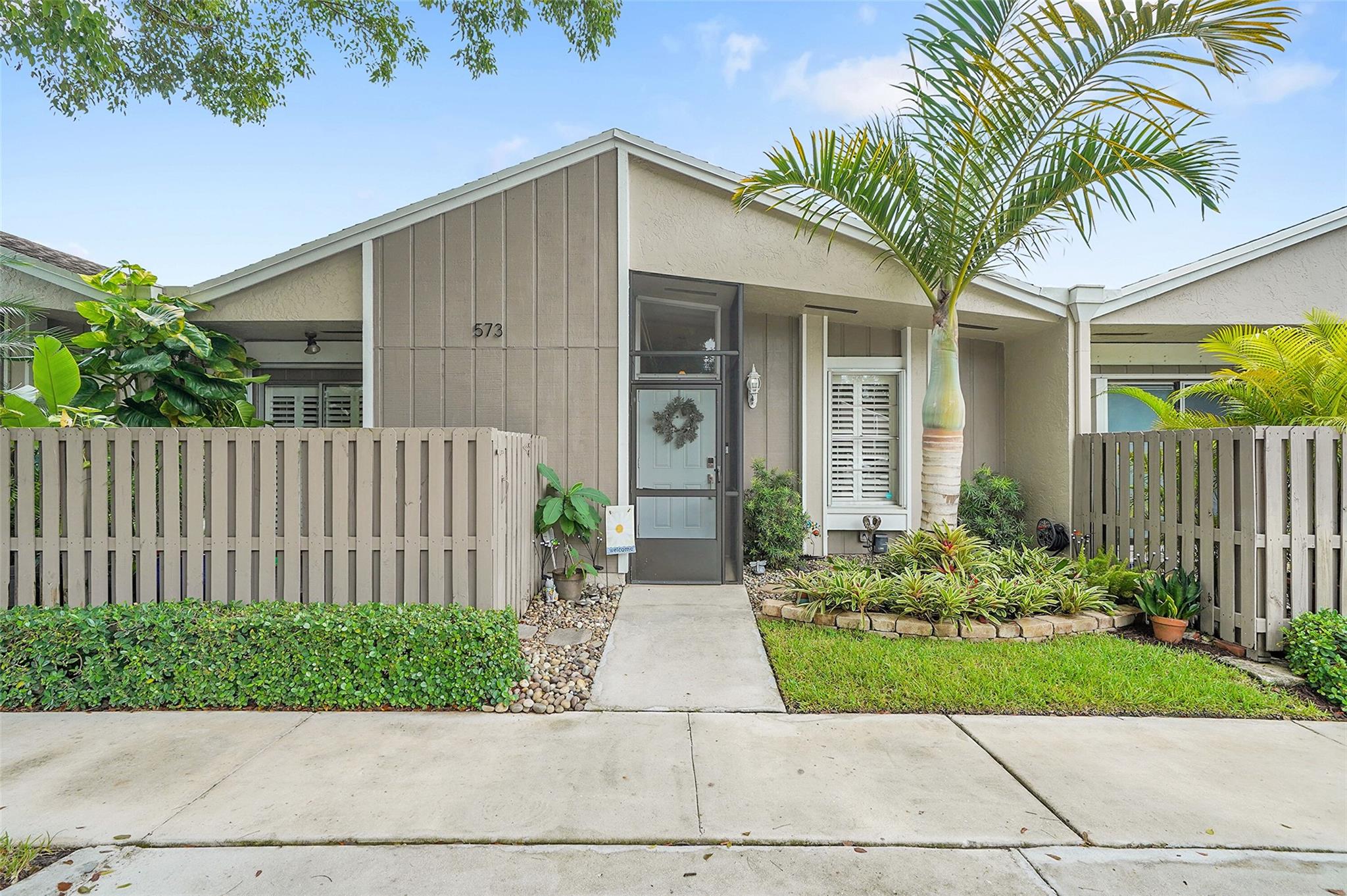 573 Woodgate Cir