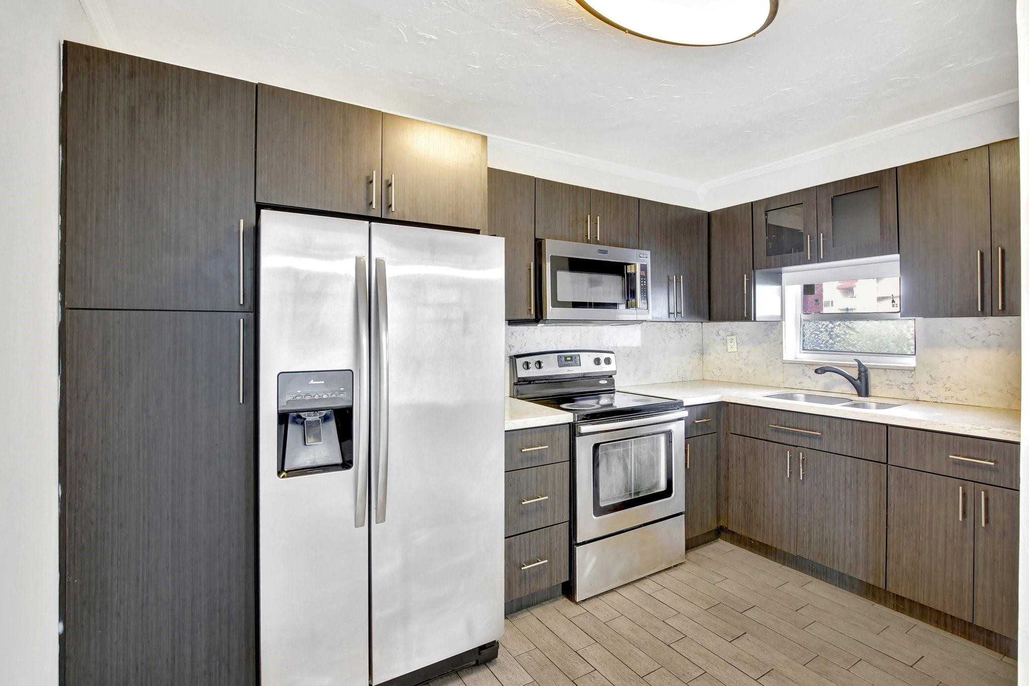 9400 N Hollybrook Lk #105