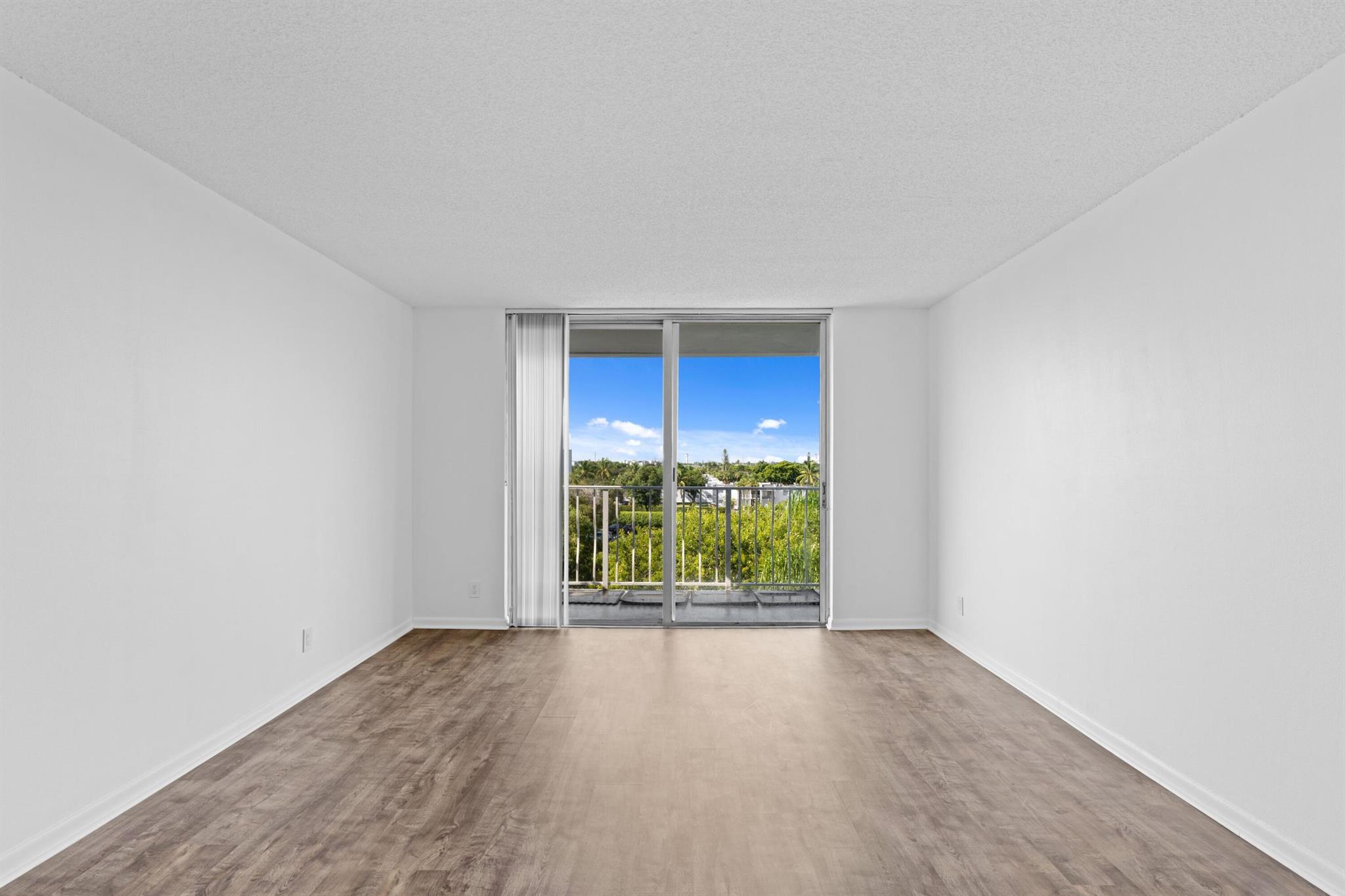480 Executive Ctr Dr #5i