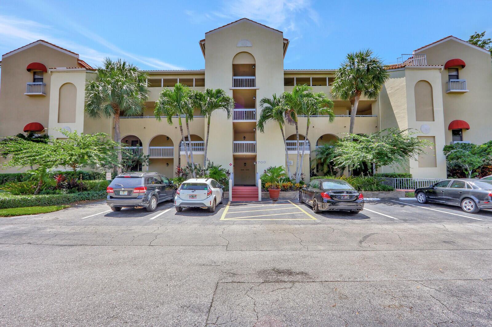 700 Uno Lago Dr #301