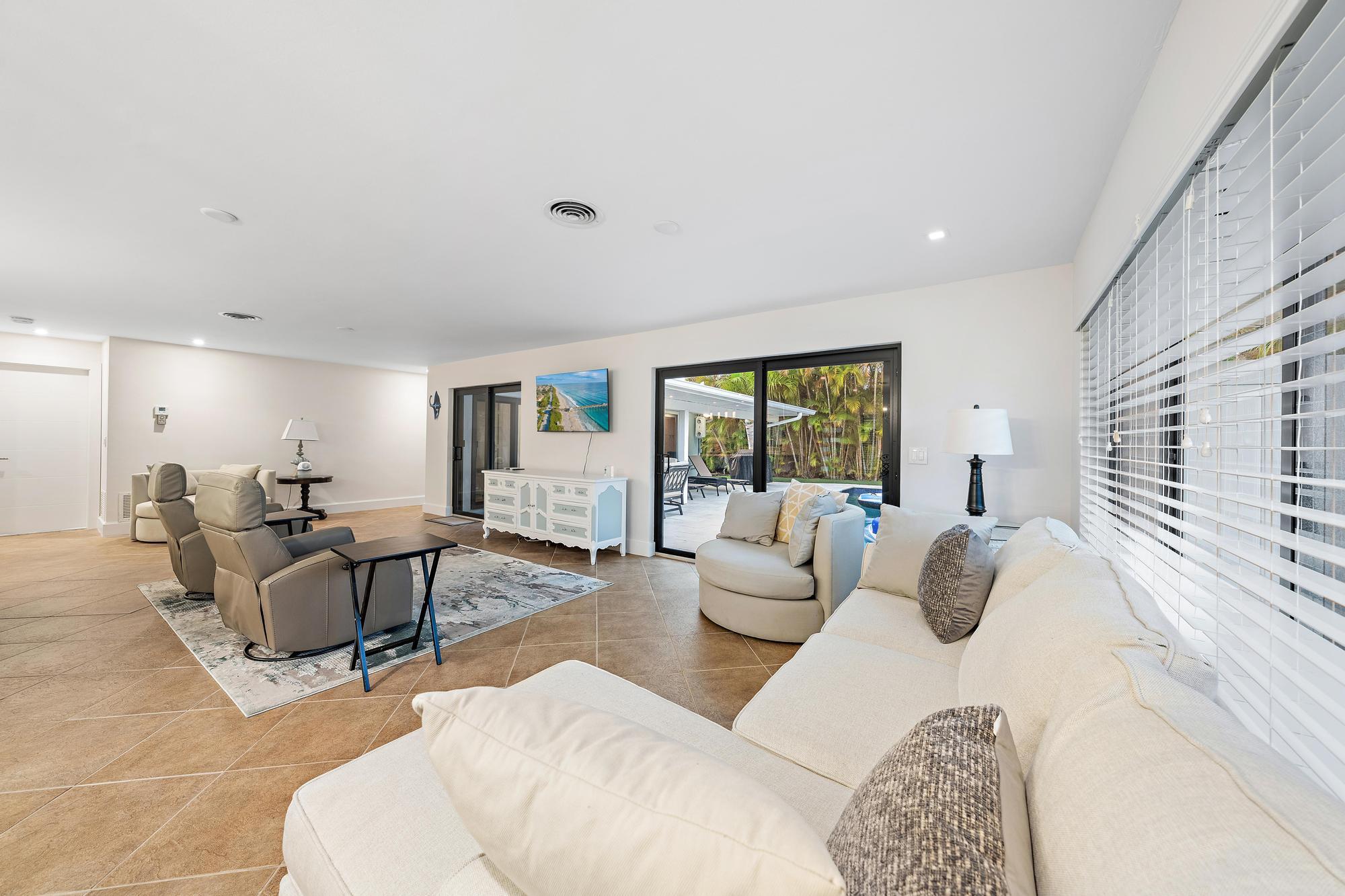 1120 Singer Riviera Beach, FL 33404