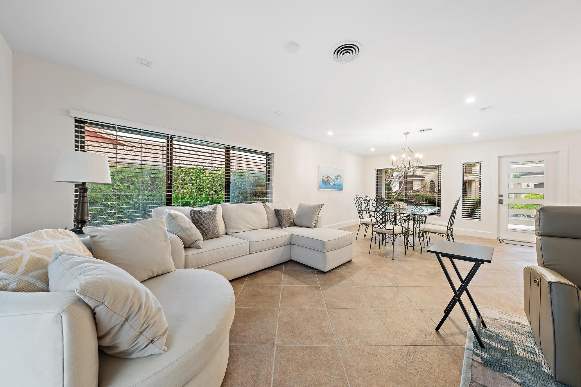 1120 Singer Riviera Beach, FL 33404